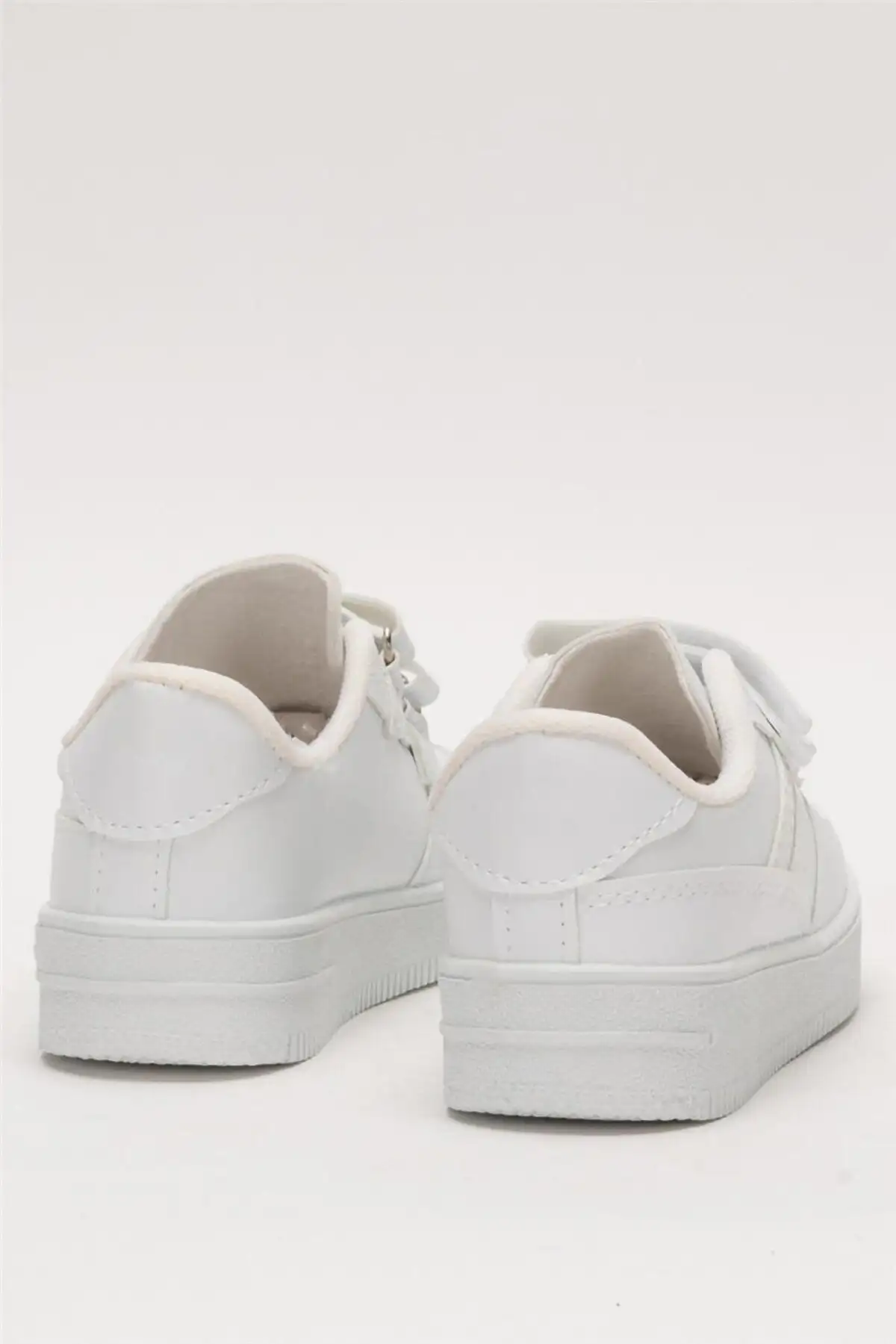 کفش بچگانه کفش ورزشی بچگانه مدل سفید - 3588 کفش بچگانه کفش ورزشی بچگانه مدل سفید - 3588