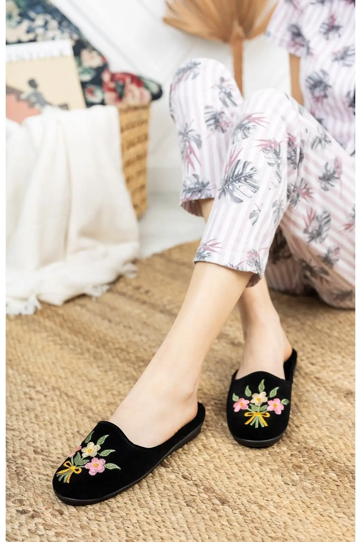 کفش راحتی خانه دمپایی زنانه سیاه بوکت - دمپایی تابستانی نرم و راحت با طراحی تزئینی برای مهمان ها و برای استفاده خانگی. - 3957 کفش راحتی خانه دمپایی زنانه سیاه بوکت - دمپایی تابستانی نرم و راحت با طراحی تزئینی برای مهمان ها و برای استفاده خانگی. - 3957