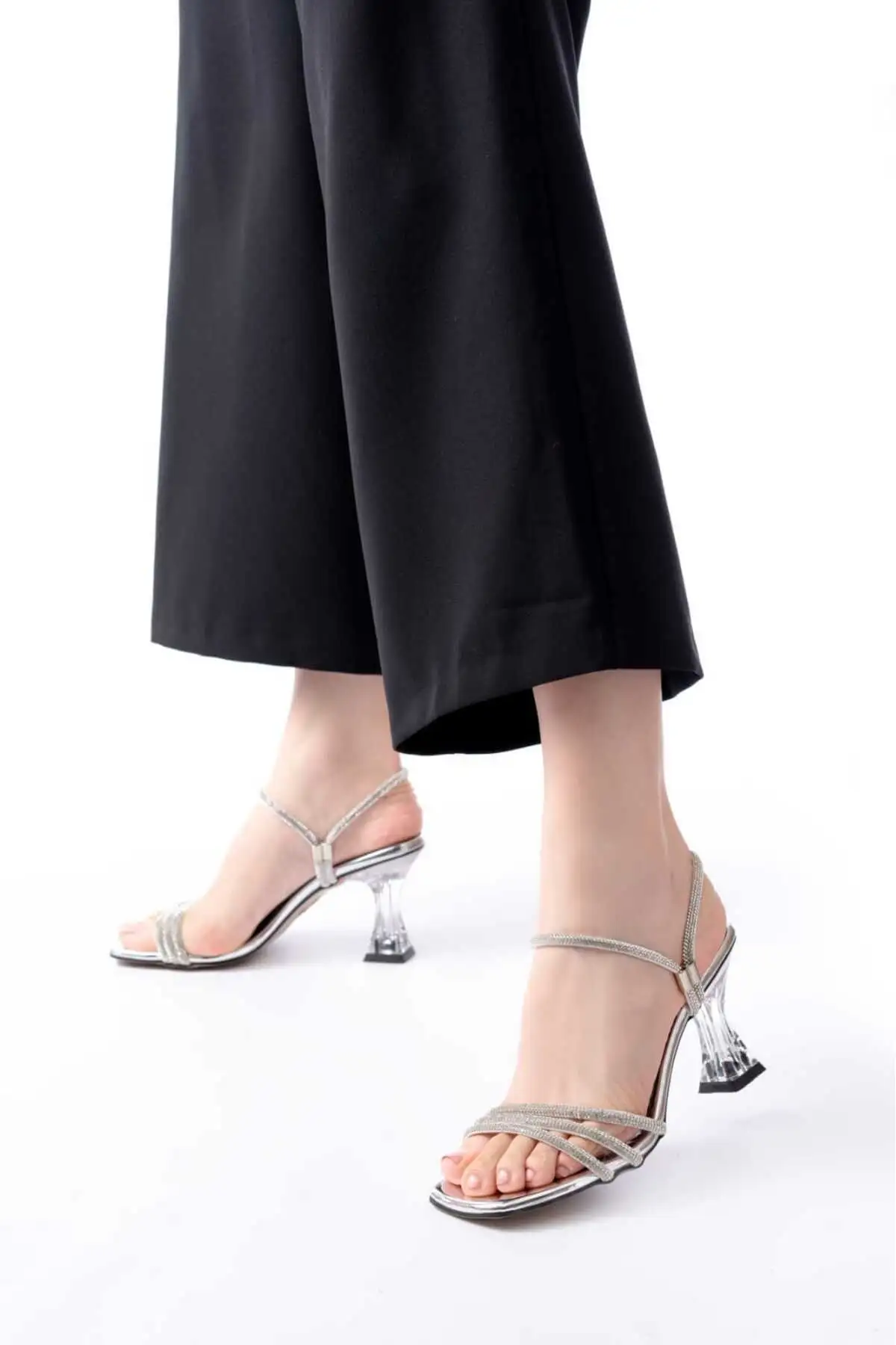 کفش پاشنه بلند زنانه کفش مجلسی پاشنه دار شفاف زنانه با جزئیات سنگی نقرهای - 3673 کفش پاشنه بلند زنانه کفش مجلسی پاشنه دار شفاف زنانه با جزئیات سنگی نقرهای - 3673