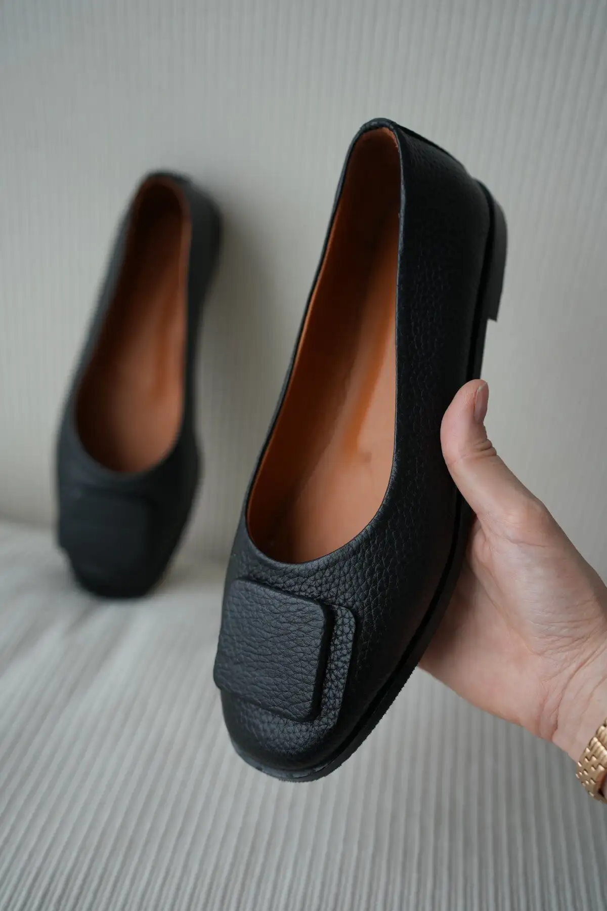 کفش تخت زنانه بابت زنانه مشکی با جزئیات قزن چرم حقیقی ایزابللا - 3237 کفش تخت زنانه بابت زنانه مشکی با جزئیات قزن چرم حقیقی ایزابللا - 3237