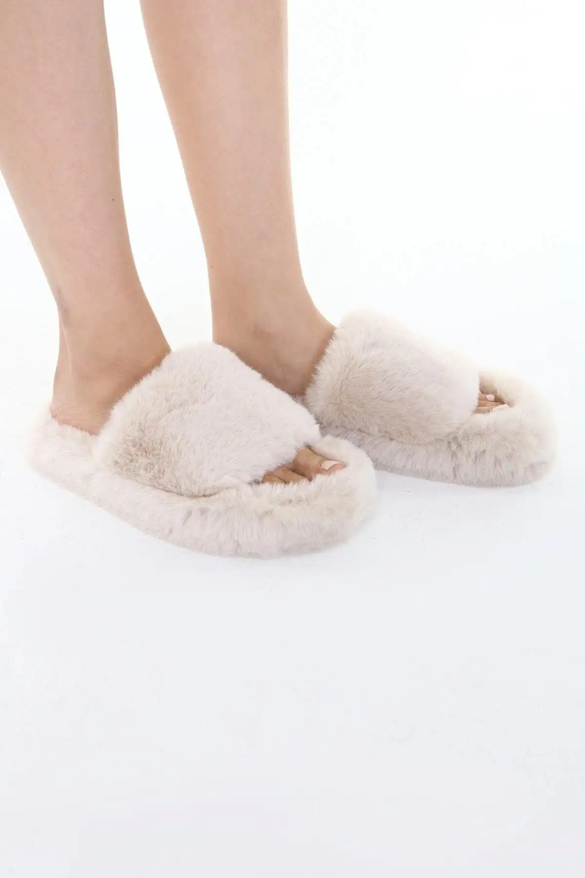 کفش راحتی خانه   زنانه با کرم نرم و پشمالو 3 سانتی متر مدل BYND01 - 3985 کفش راحتی خانه زنانه با کرم نرم و پشمالو 3 سانتی متر مدل BYND01 - 3985