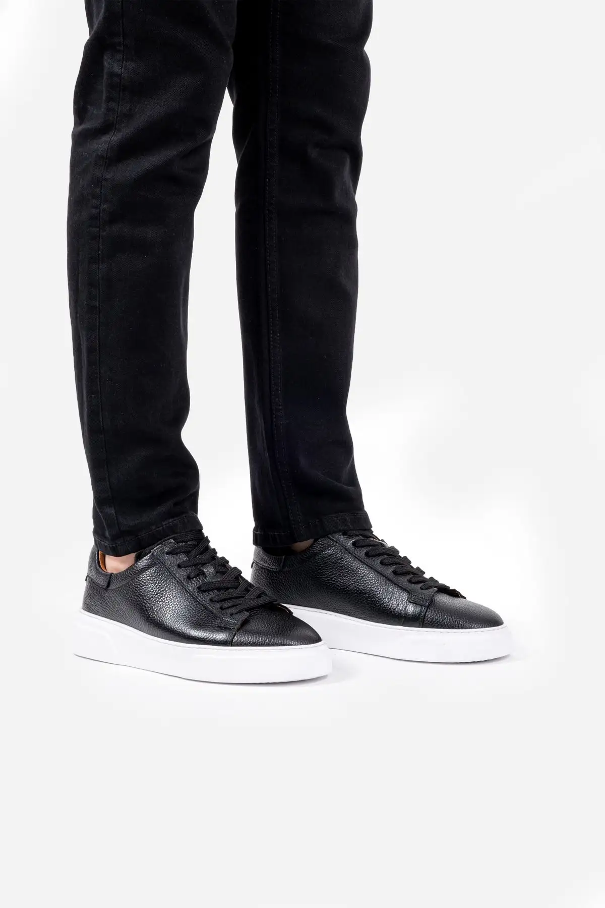 کفش روزمره مردانه    فوق العاده راحت از چرم طبیعی ۱۰۰% سیاه مدل LUASS25AL0040 - 4025 کفش روزمره مردانه فوق العاده راحت از چرم طبیعی ۱۰۰% سیاه مدل LUASS25AL0040 - 4025