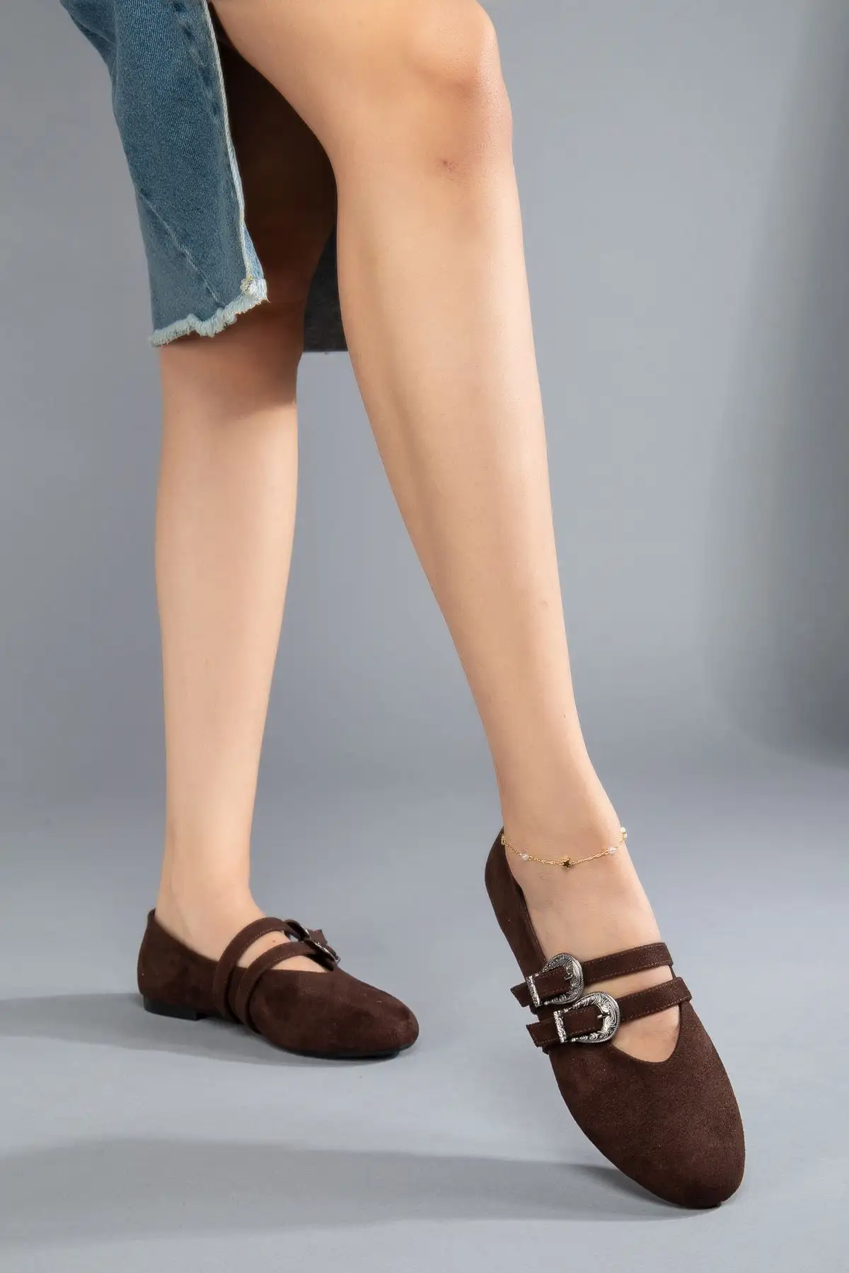 کفش تخت زنانه  بازتونی با کمربند میخدار از جیر قهوهای تلخ  - 4546 کفش تخت زنانه بازتونی با کمربند میخدار از جیر قهوهای تلخ - 4546