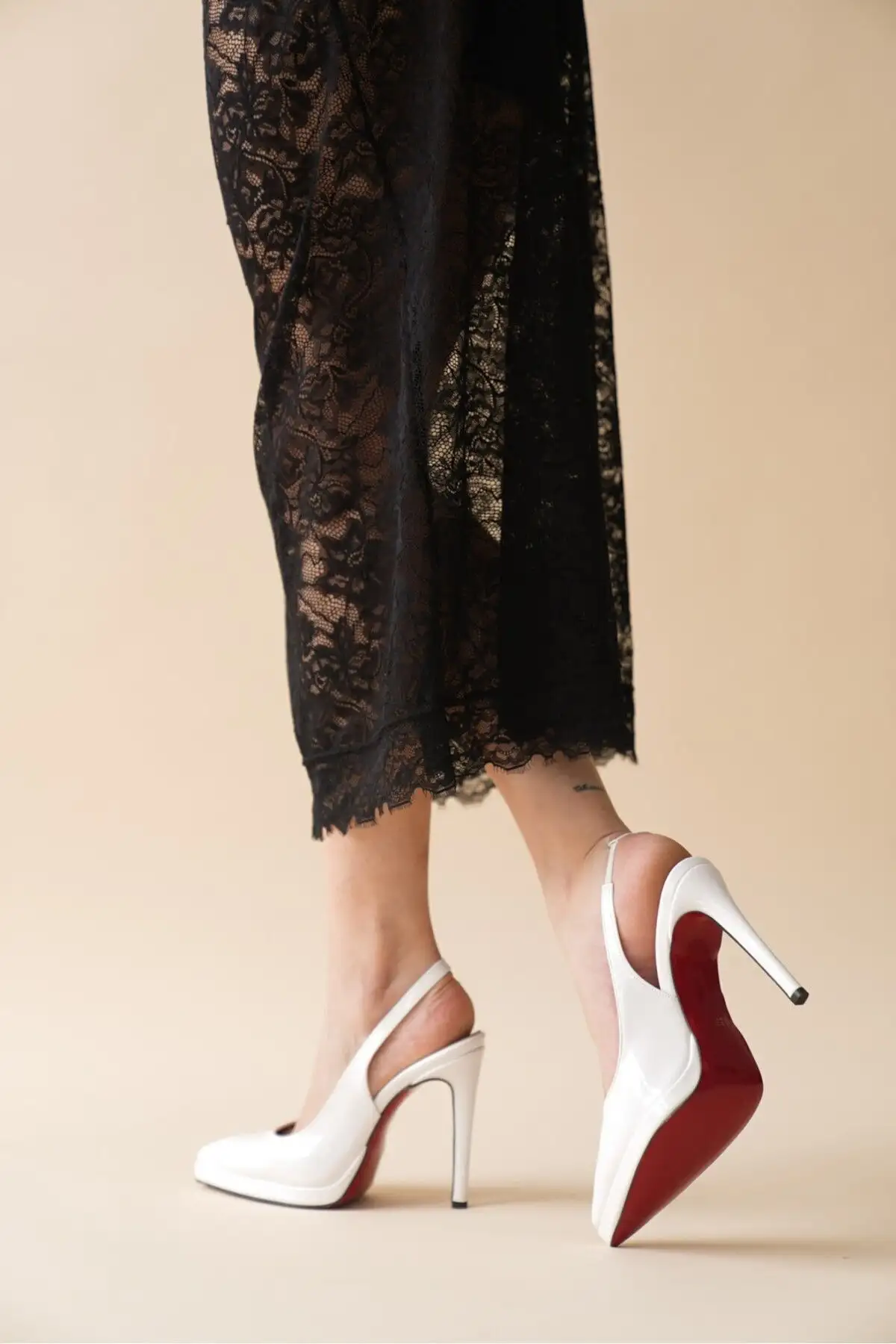 کفش پاشنه بلند زنانه    نوک تیز چیکورا از چرم براق سفید - 4440 کفش پاشنه بلند زنانه نوک تیز چیکورا از چرم براق سفید - 4440