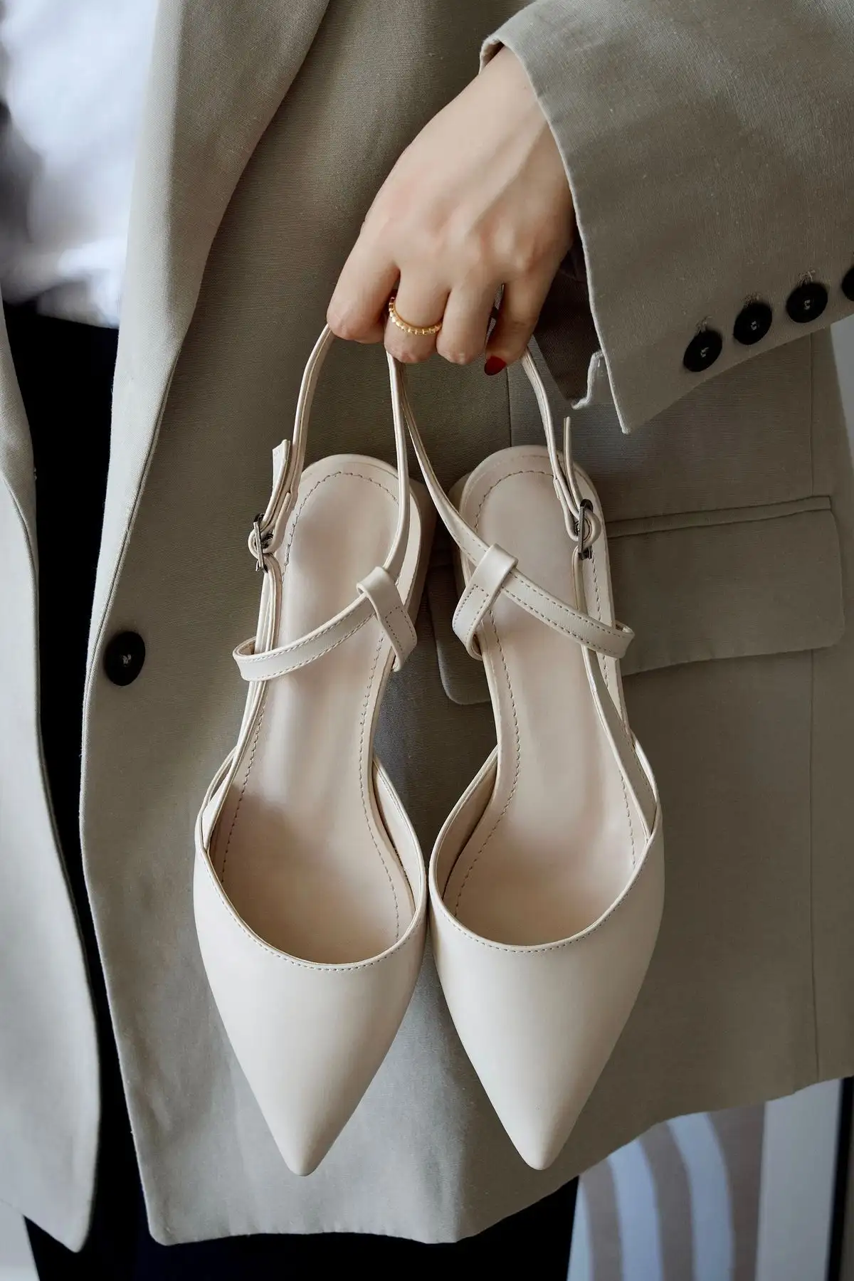 کفش اداری زنانه   پاشنه کوتاه بلوکی نوک تیز از چرم مات خالص - 5083 کفش اداری زنانه پاشنه کوتاه بلوکی نوک تیز از چرم مات خالص - 5083