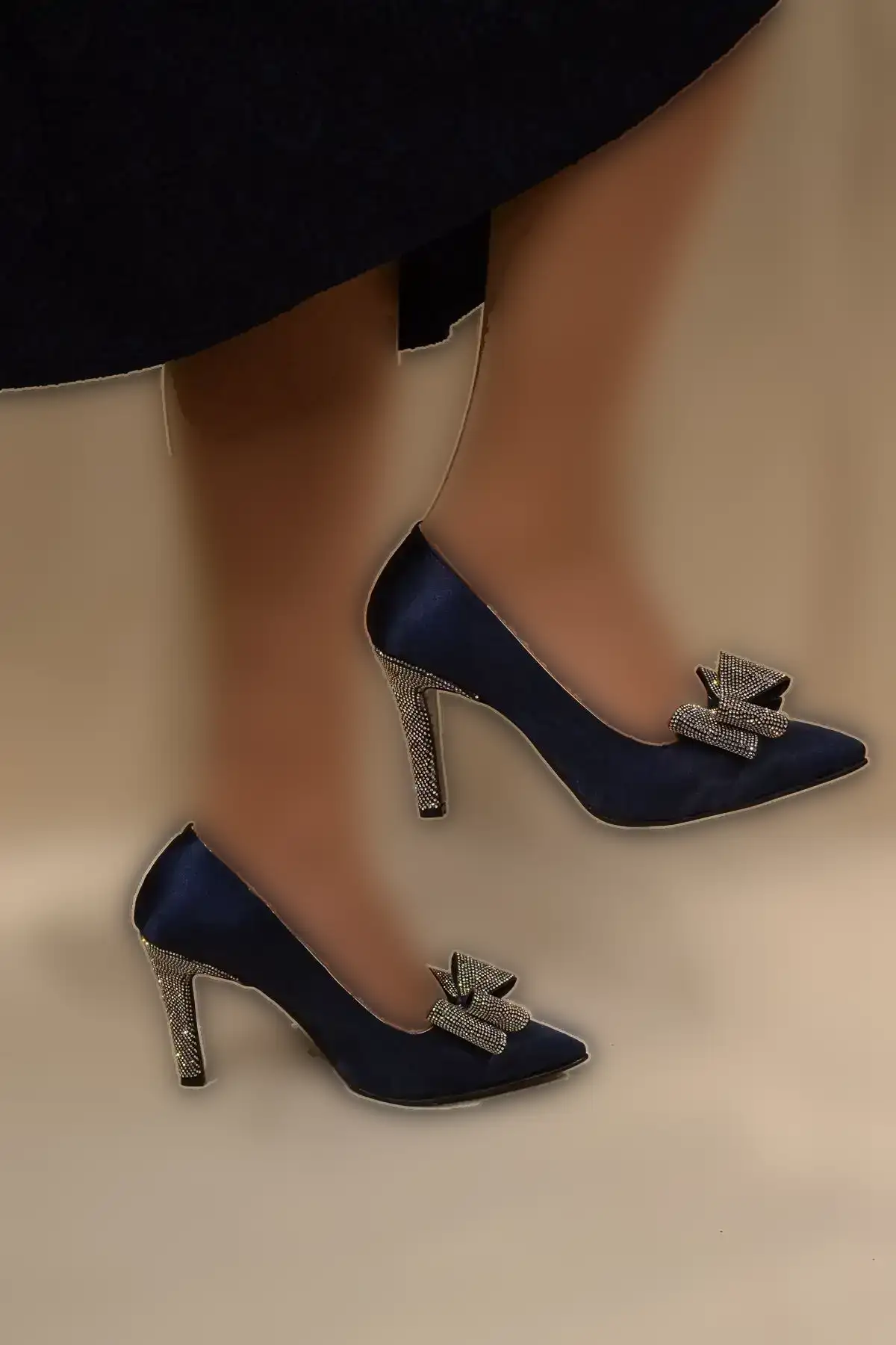 کفش اداری زنانه کفش مجلسی زنانه با رویه ساتن آبی تیره و نوک تیز، دارای دو بند و پاشنه سنگدوزی شده. - 3558 کفش اداری زنانه کفش مجلسی زنانه با رویه ساتن آبی تیره و نوک تیز، دارای دو بند و پاشنه سنگدوزی شده. - 3558
