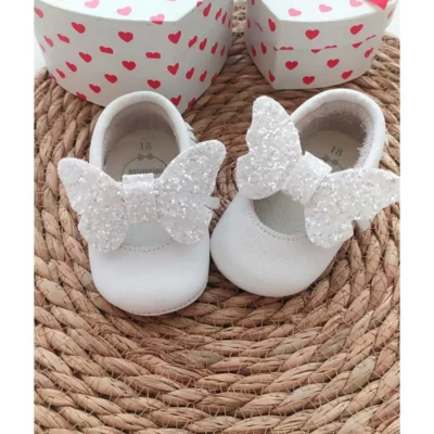 کفش نوزاد دختر مدل بلا کفش پاتیک مکوزن نوزاد با فبک سفید و گلولهای - 3314