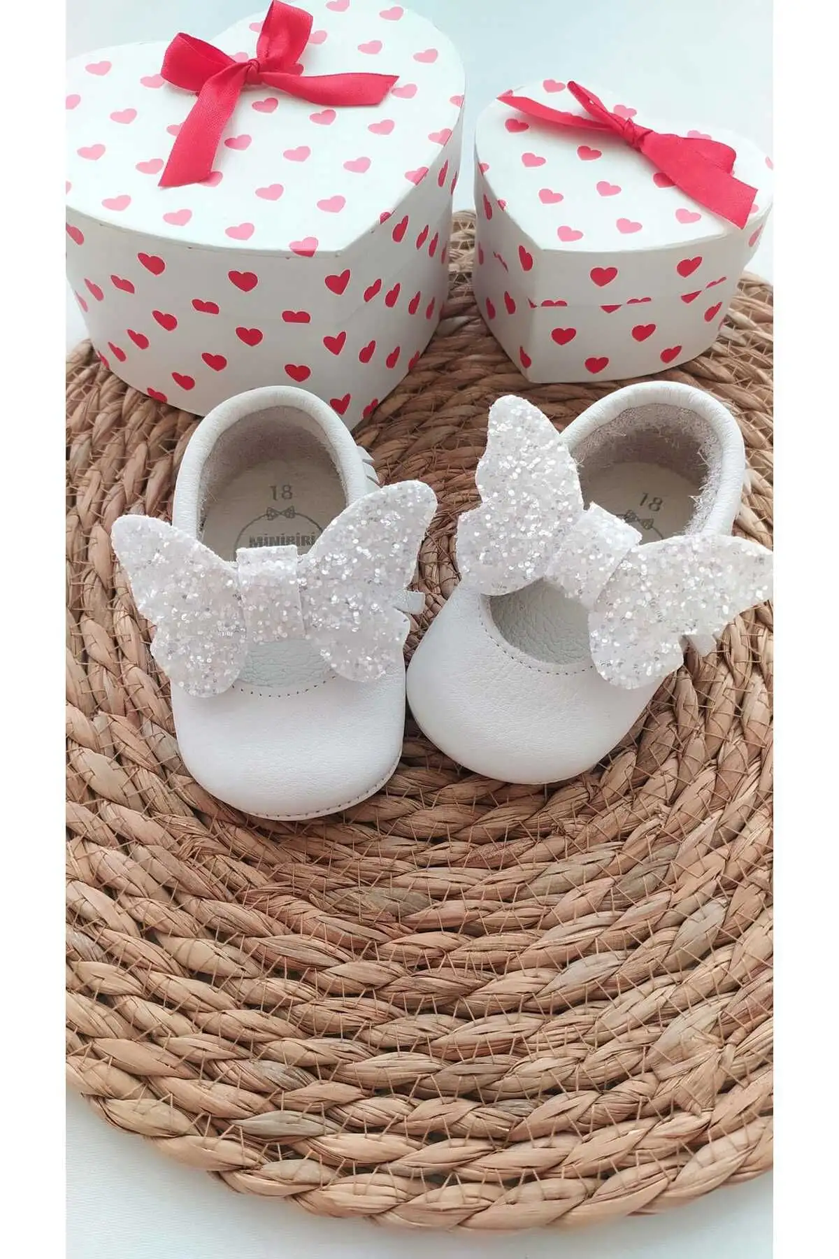 کفش نوزاد دختر مدل بلا کفش پاتیک مکوزن نوزاد با فبک سفید و گلولهای - 3314 کفش نوزاد دختر مدل بلا کفش پاتیک مکوزن نوزاد با فبک سفید و گلولهای - 3314