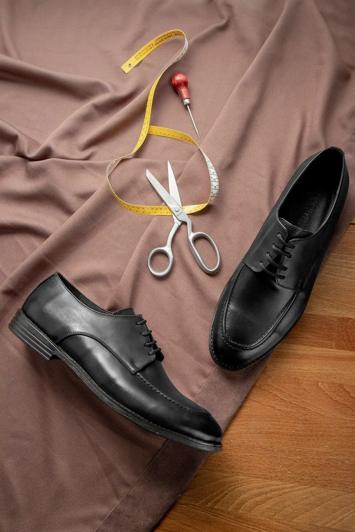 کفش سایز بزرگ مردانه 1.  کلاسیک  چرم طبیعی تیرا
2.  کلاسیک دربی
3.  کلاسیک بنددار - 4222 کفش سایز بزرگ مردانه 1. کلاسیک چرم طبیعی تیرا 2. کلاسیک دربی 3. کلاسیک بنددار - 4222