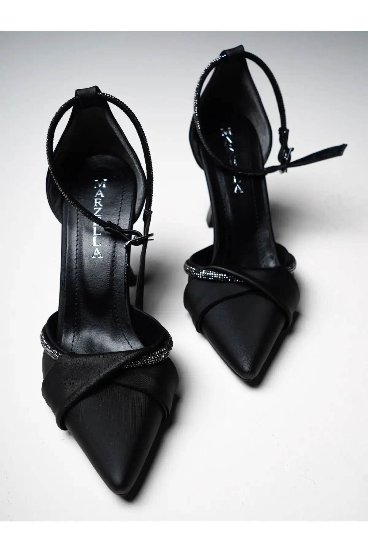 کفش پاشنه بلند زنانه کفش مجلسی با لبه و سنگهای سیاه - 3687 کفش پاشنه بلند زنانه کفش مجلسی با لبه و سنگهای سیاه - 3687