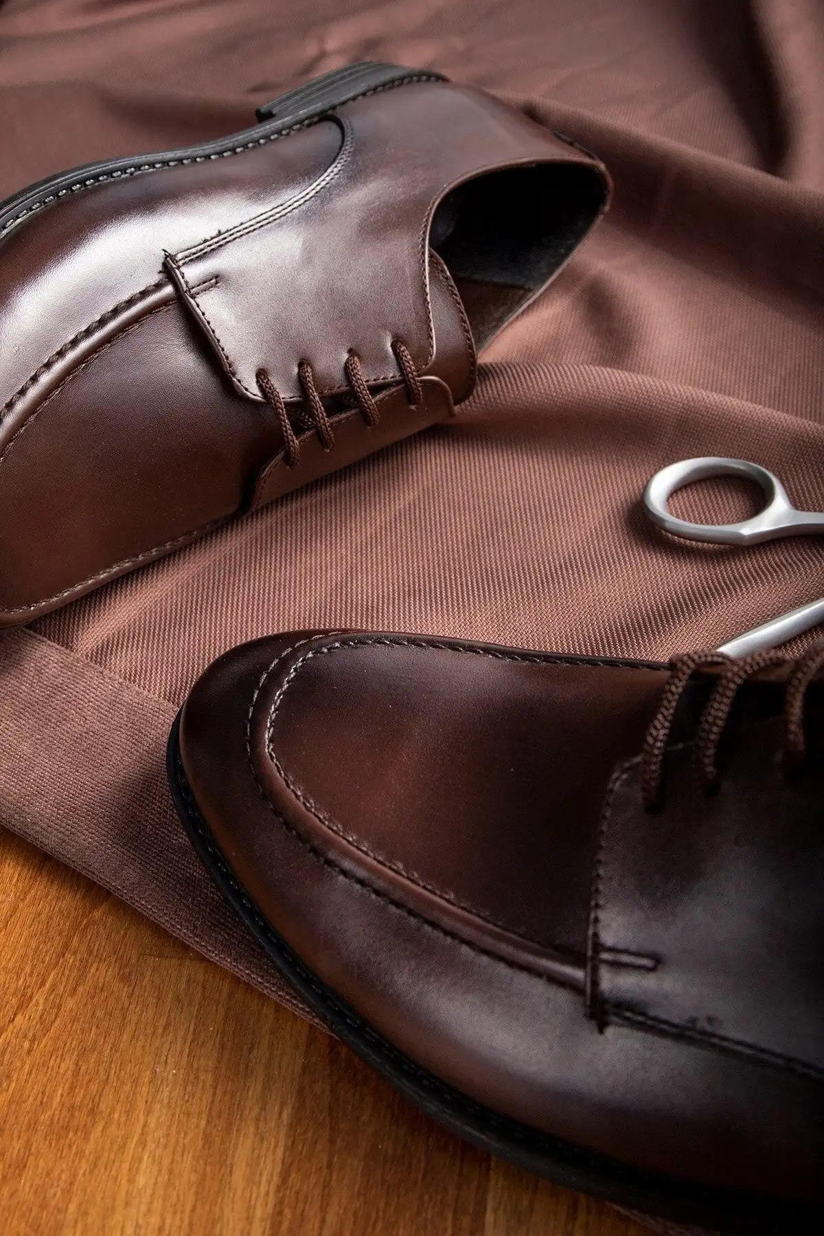 کفش مردانه 1. کفش کلاسیک مردانه چرم طبیعی تیرا
2. کفش کلاسیک دری (Derby)
3. کفش کلاسیک با بند - 3277 کفش مردانه 1. کفش کلاسیک مردانه چرم طبیعی تیرا 2. کفش کلاسیک دری (Derby) 3. کفش کلاسیک با بند - 3277