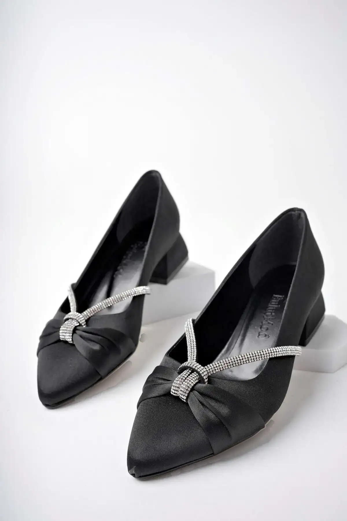 کفش اداری زنانه کفش پاشنه کوتاه کلاسیک بزرگ سایز زنانه با دکمه گرهای و سنگدار مشکی BA04462 - 3552 کفش اداری زنانه کفش پاشنه کوتاه کلاسیک بزرگ سایز زنانه با دکمه گرهای و سنگدار مشکی BA04462 - 3552