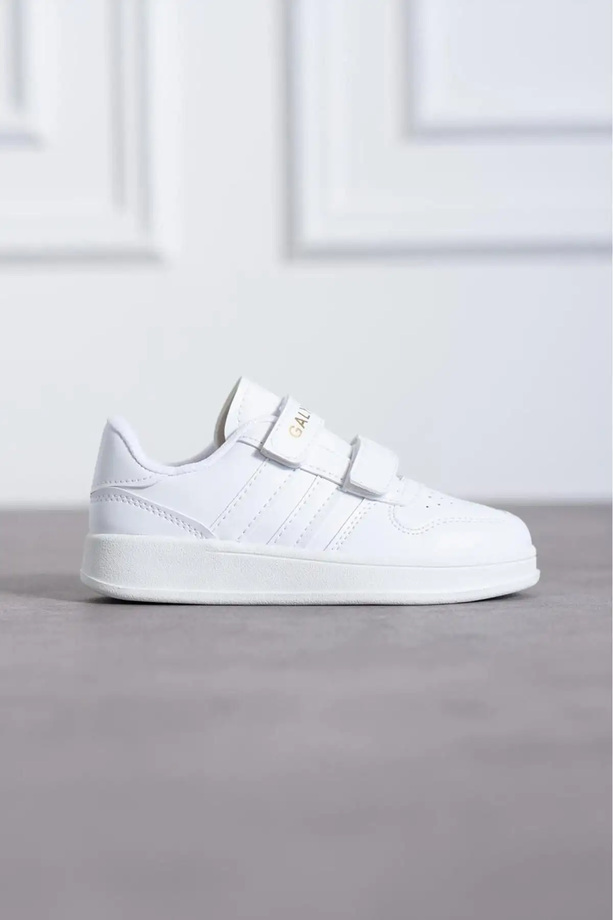 کفش بچگانه کفش ورزشی سفید بچگانه با چسبی - 3614 کفش بچگانه کفش ورزشی سفید بچگانه با چسبی - 3614