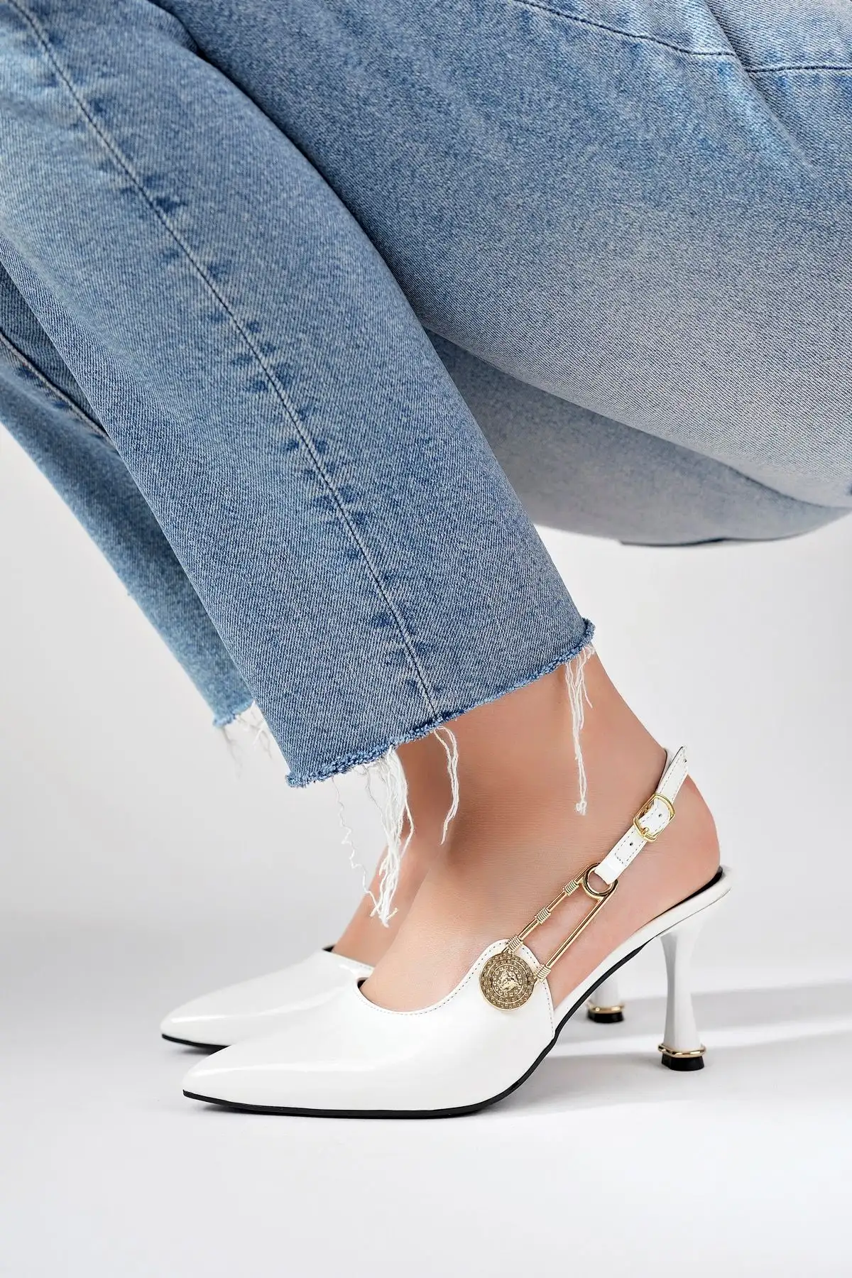 کفش پاشنه بلند زنانه پاشنه با قفل لاکی سفید - پاشنه باریک و شیک | مناسب برای مراسم عروسی و ترکیبهای اداری - 5134 کفش پاشنه بلند زنانه پاشنه با قفل لاکی سفید - پاشنه باریک و شیک | مناسب برای مراسم عروسی و ترکیبهای اداری - 5134