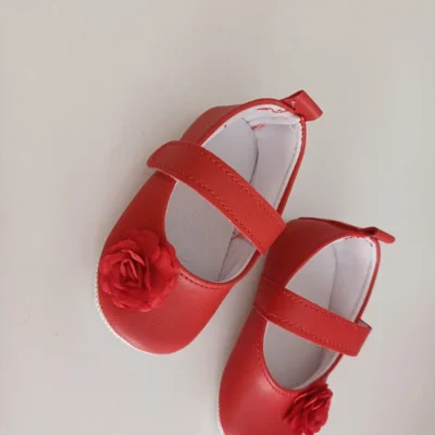کفش نوزاد دختر پاپوش لاک زیردیده دخترانه با طرح گلهای قرمز - 3319