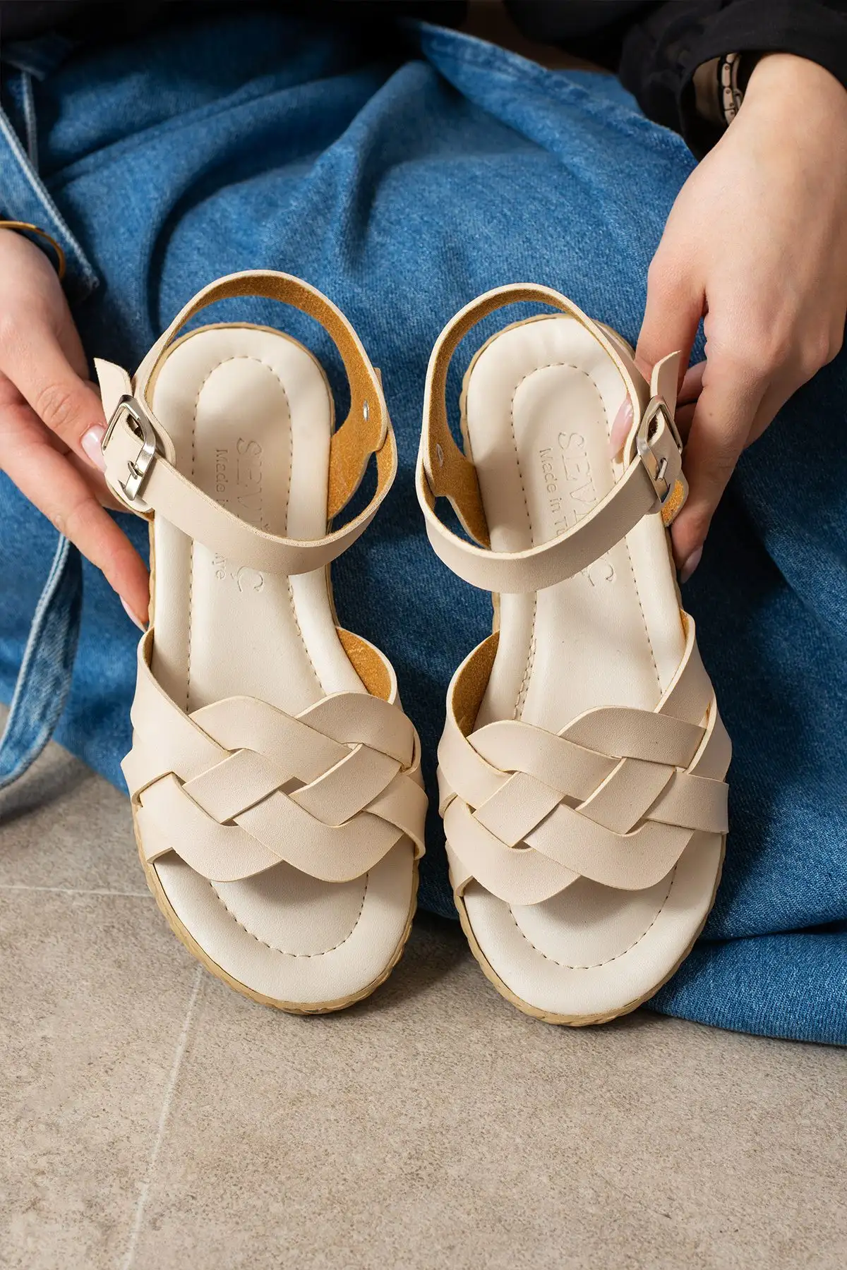 کفش صندل زنانه 1.
2.  مدل Y با بند چسبی
3.  روزمره - 4086 کفش صندل زنانه 1. 2. مدل Y با بند چسبی 3. روزمره - 4086