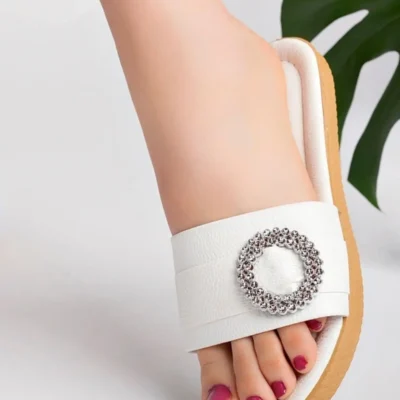 کفش راحتی خانه زنانه روزمره سفید با سنگ‌های تزئینی و سگک – دمپایی مهمان برای منزل، دریا و ساحل - 5361