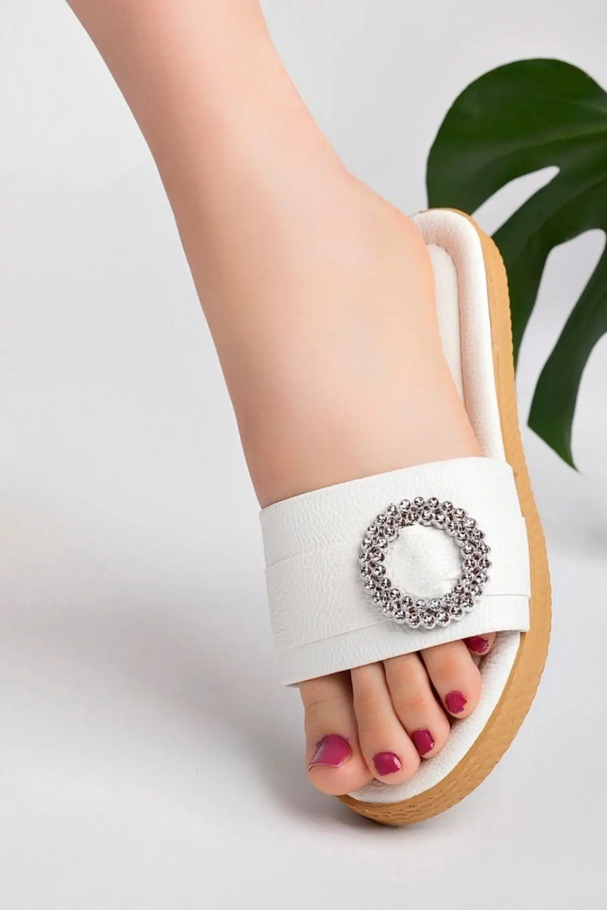 کفش راحتی خانه   زنانه روزمره سفید با سنگهای تزئینی و سگک – دمپایی مهمان برای منزل، دریا و ساحل - 5361 کفش راحتی خانه زنانه روزمره سفید با سنگهای تزئینی و سگک – دمپایی مهمان برای منزل، دریا و ساحل - 5361