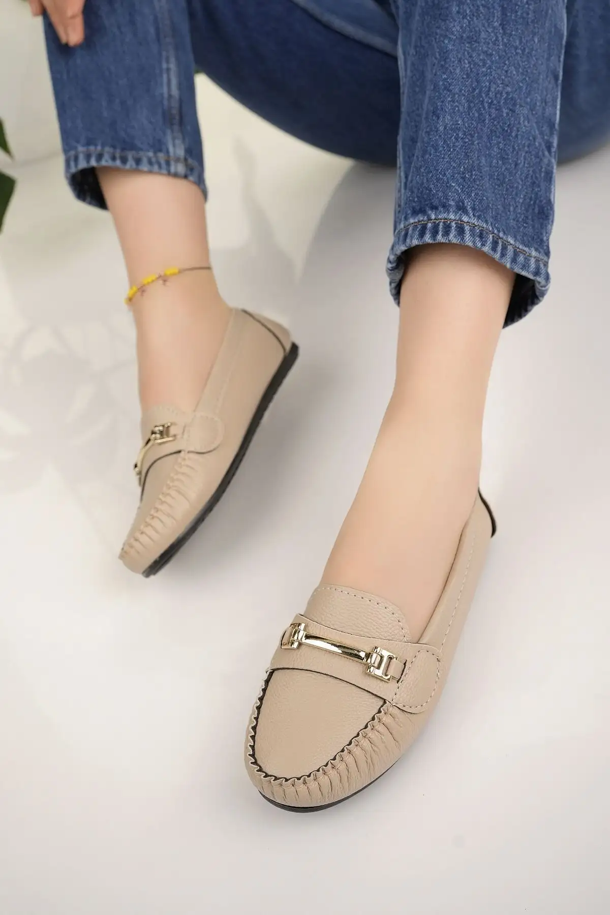 کفش تخت زنانه راحتی بژ با زنجیر و قفل سبک و شیک برای استفاده روزمره - 4534