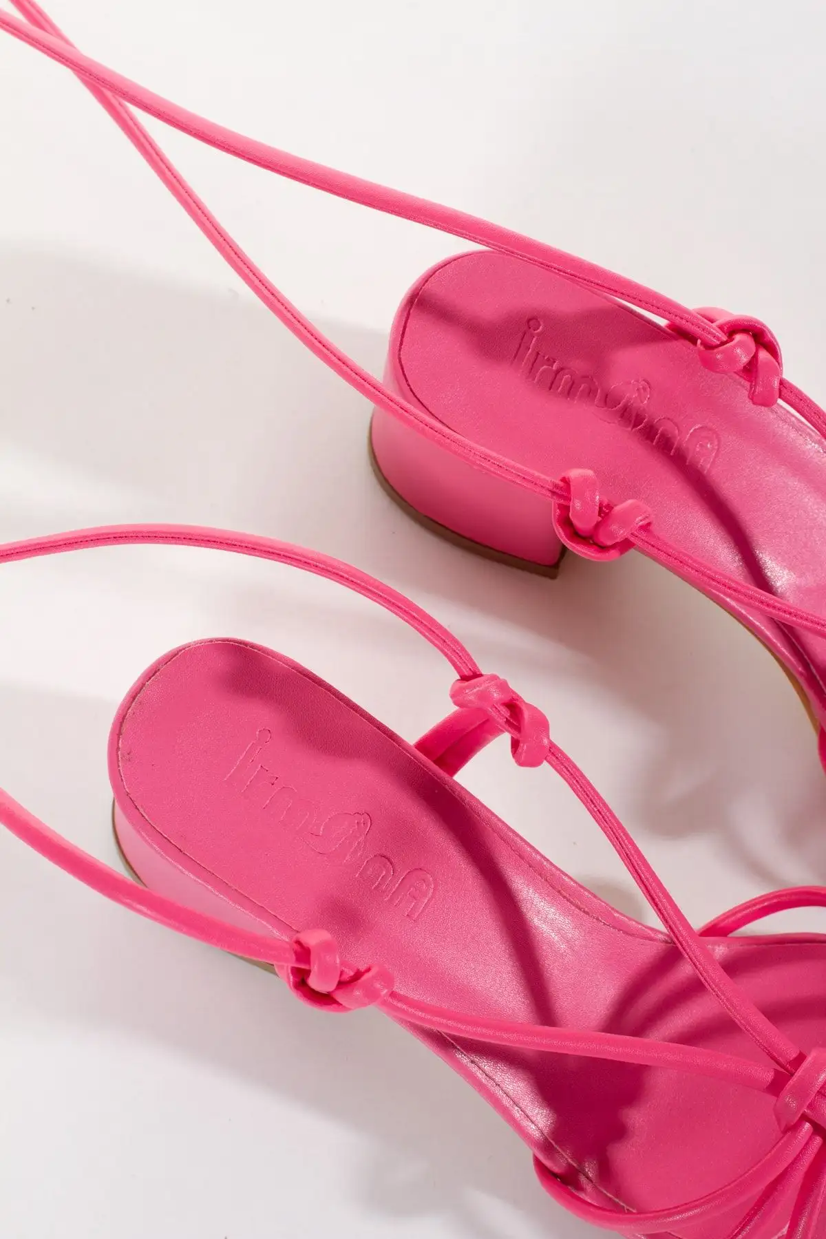 کفش صندل زنانه   پاشنهدار کوتاه با بند صورتی کلاپاترا - 5419 کفش صندل زنانه پاشنهدار کوتاه با بند صورتی کلاپاترا - 5419