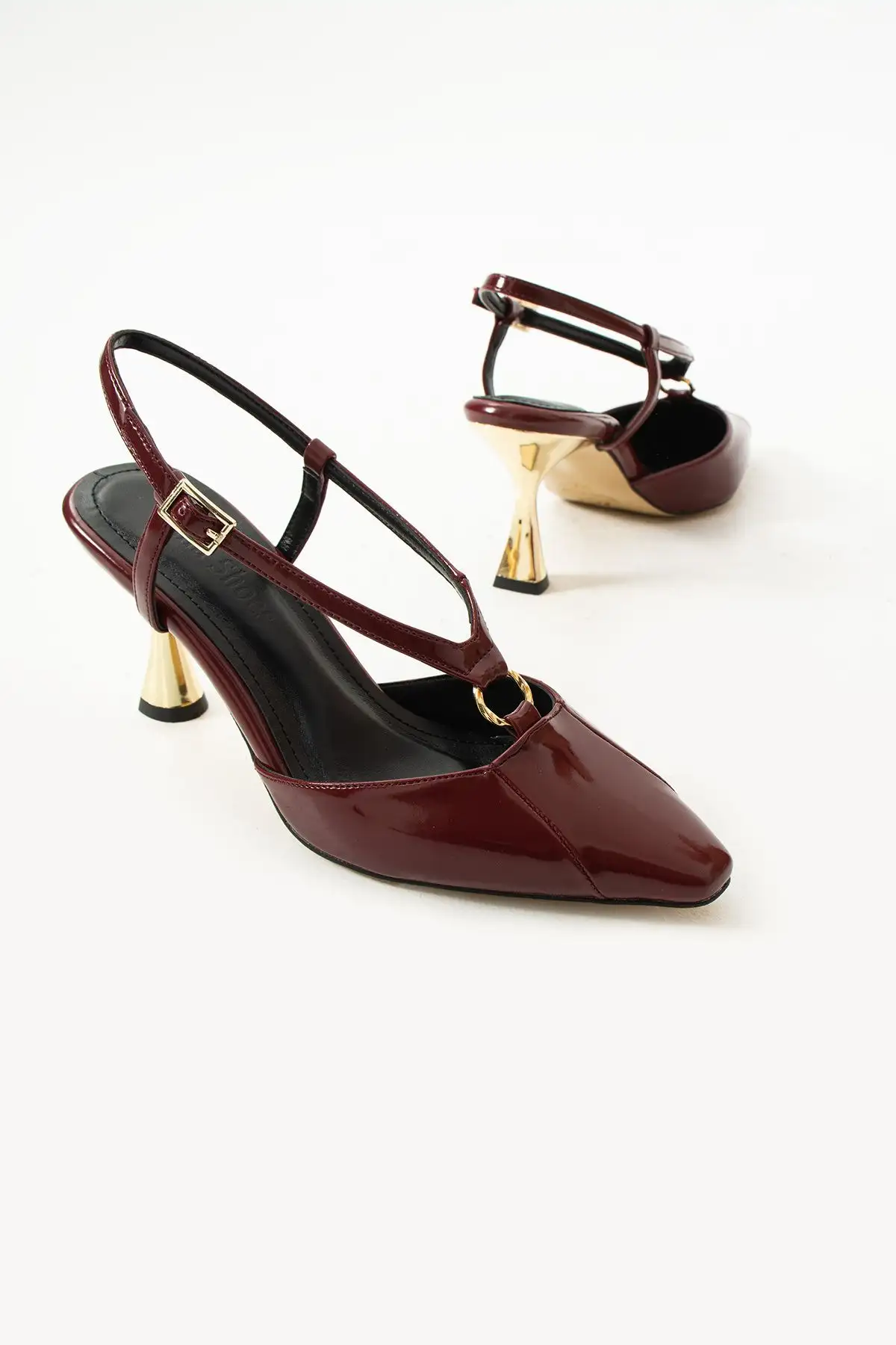 کفش پاشنه بلند زنانه  دار  لکس با رنگ bordo و روکش براق، با جزئیات طلایی، شیک و زیبا برای ترکیبهای روزمره و مناسبتهای خاص. - 4427 کفش پاشنه بلند زنانه دار لکس با رنگ bordo و روکش براق، با جزئیات طلایی، شیک و زیبا برای ترکیبهای روزمره و مناسبتهای خاص. - 4427