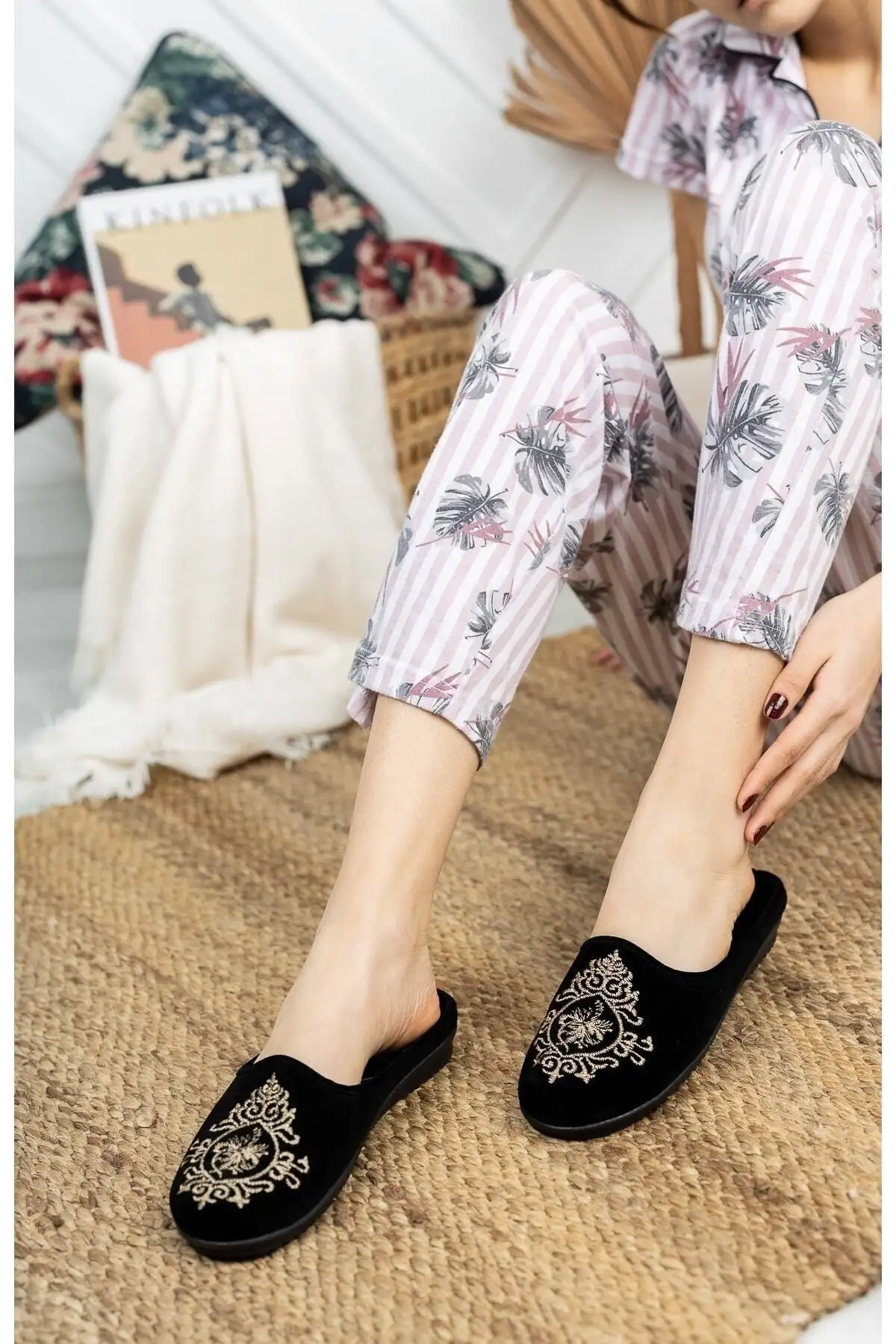 کفش راحتی خانه دمپایی زنانه چینی سیاه، دمپایی زمستانی راحت و نرم برای داخل ، با طرح گلدوزی، دمپایی مهمان و برای جهیزیه. - 3989 کفش راحتی خانه دمپایی زنانه چینی سیاه، دمپایی زمستانی راحت و نرم برای داخل ، با طرح گلدوزی، دمپایی مهمان و برای جهیزیه. - 3989