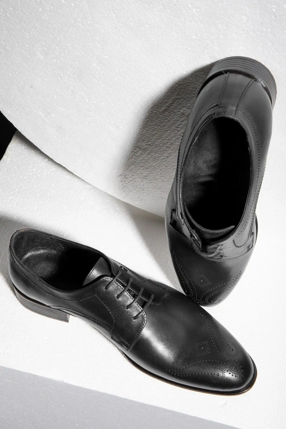 سایز بزرگ مردانه 1. کفش کلاسیک مردانه از چرم طبیعی توره
2. کفش کلاسیک دربی
3. کفش کلاسیک بنددار - 3513 سایز بزرگ مردانه 1. کفش کلاسیک مردانه از چرم طبیعی توره 2. کفش کلاسیک دربی 3. کفش کلاسیک بنددار - 3513