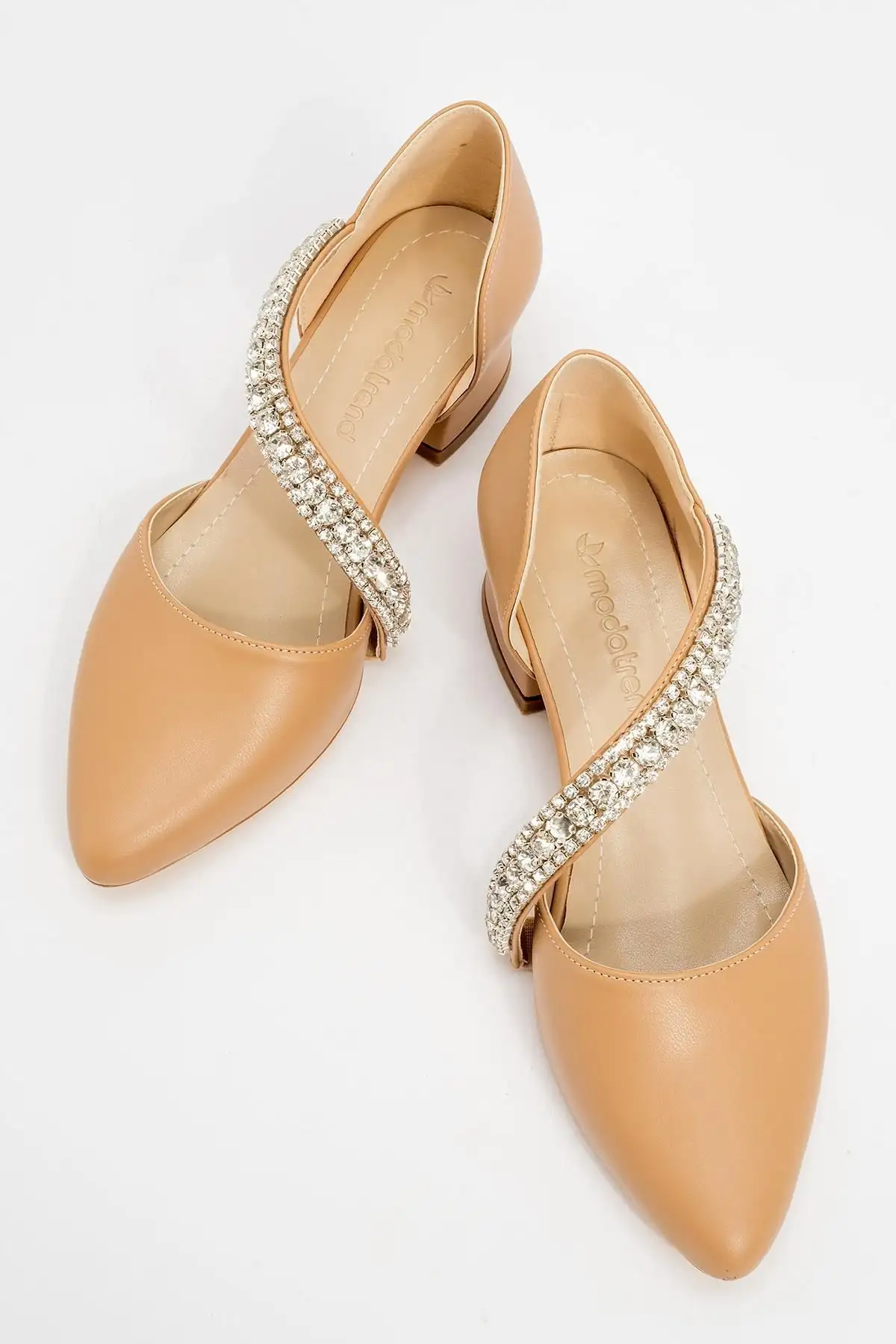 کفش تخت زنانه روزمره پاشنه‌دار سنگ‌دار به رنگ نود کمرنگ - 5337