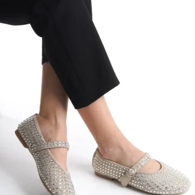 کفش اداری زنانه باله‌ای با سنگ‌های بژ، دارای بند قابل تنظیم، سبک و راحت، مناسب برای کار، اداره و استفاده روزمره. - 4262