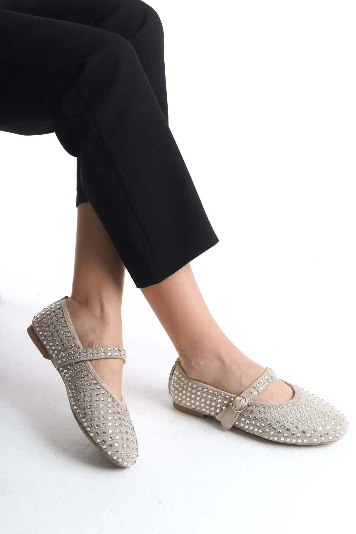 کفش اداری زنانه   بالهای با سنگهای بژ، دارای بند قابل تنظیم، سبک و راحت، مناسب برای کار، اداره و استفاده روزمره. - 4262 کفش اداری زنانه بالهای با سنگهای بژ، دارای بند قابل تنظیم، سبک و راحت، مناسب برای کار، اداره و استفاده روزمره. - 4262