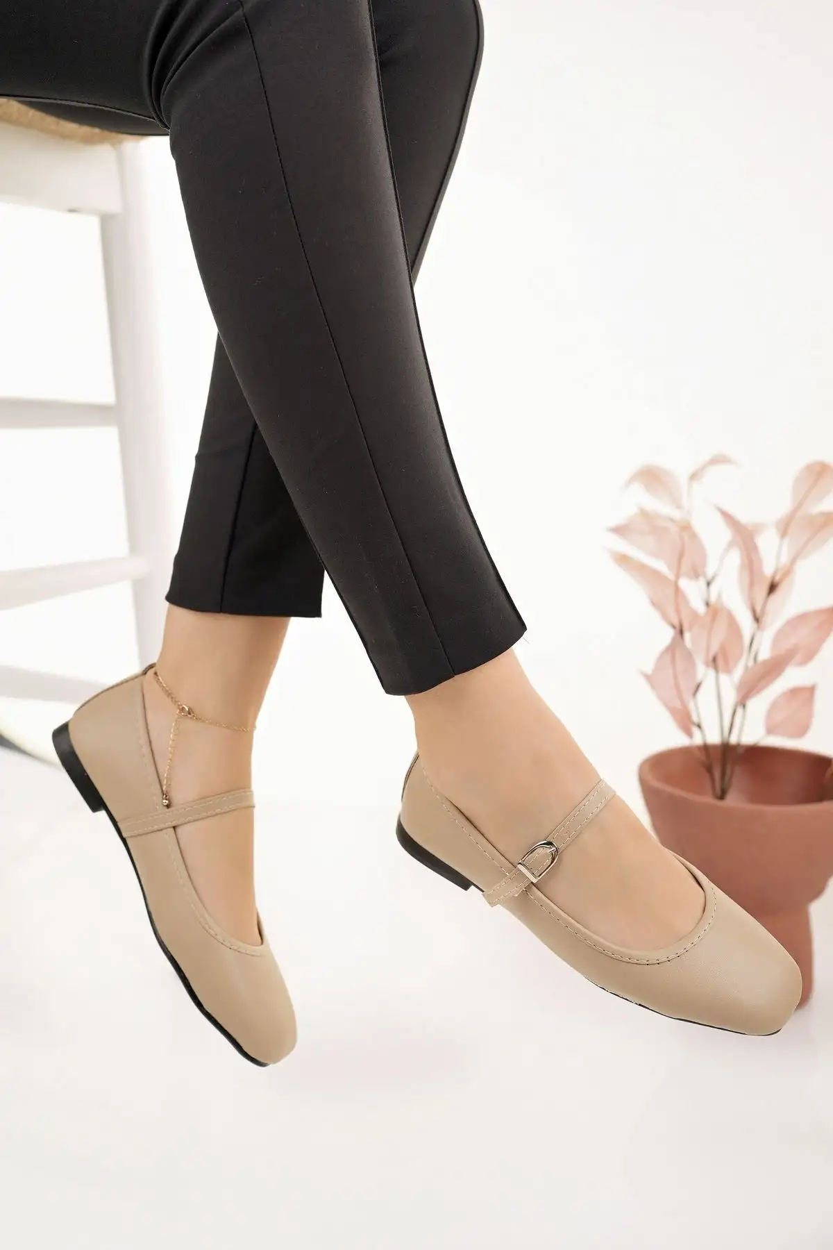 کفش اداری زنانه   بیژ باری که بند دارد، کمربند دار، سبک، راحت و شیک برای کار و استفاده روزمره - 4251 کفش اداری زنانه بیژ باری که بند دارد، کمربند دار، سبک، راحت و شیک برای کار و استفاده روزمره - 4251