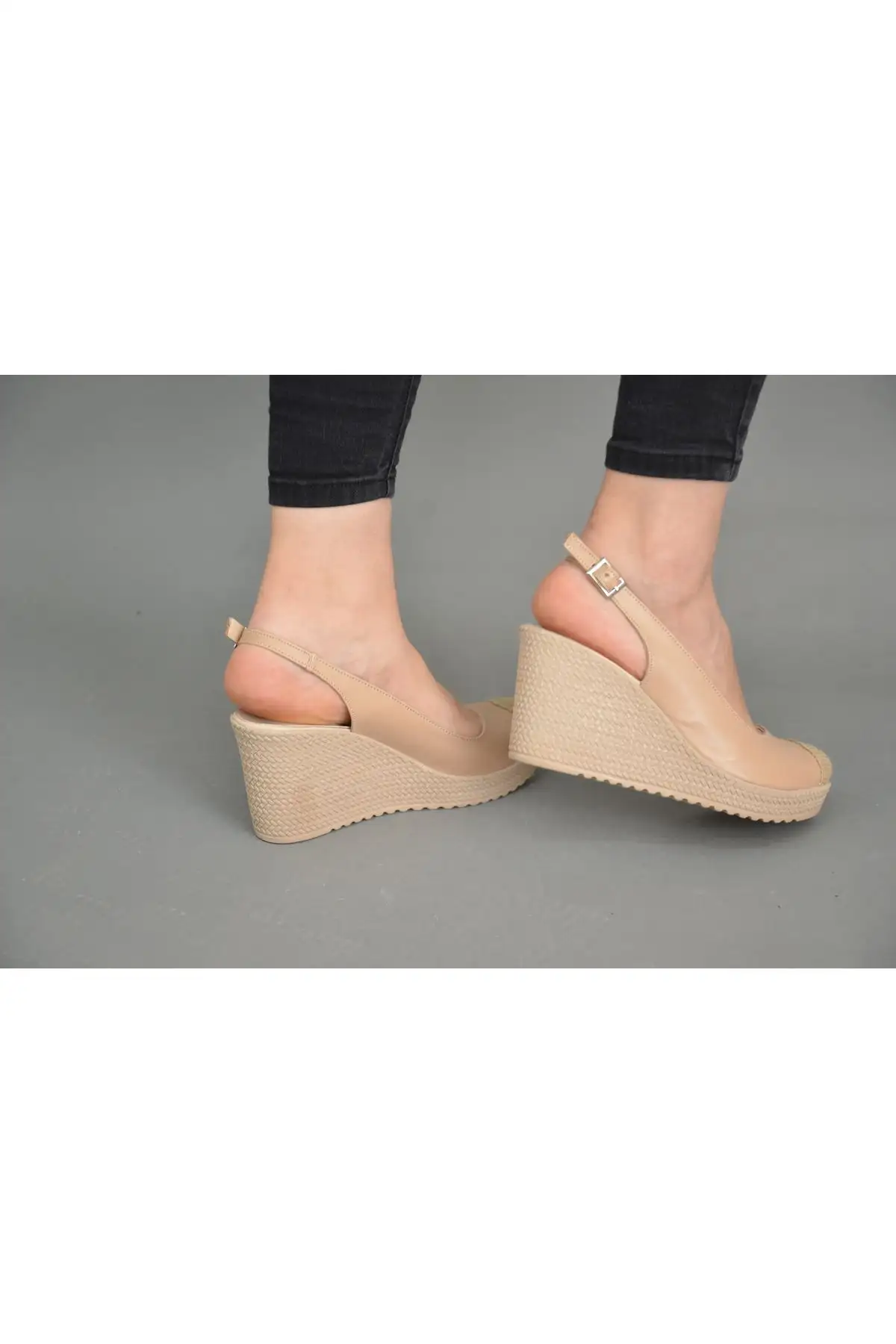 کفش پاشنه‌ بلند زنانه با پشت دار و رویه حصیری رنگ کرم تیره - 5125