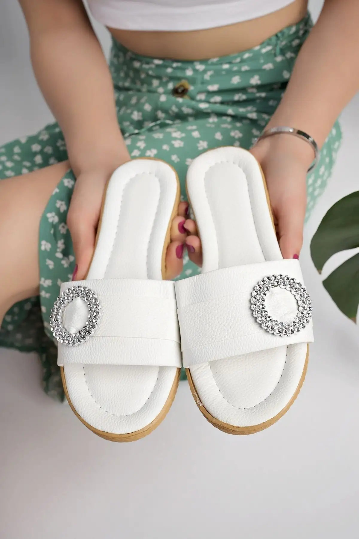 کفش راحتی خانه   زنانه روزمره سفید با سنگهای تزئینی و سگک – دمپایی مهمان برای منزل، دریا و ساحل - 5361 کفش راحتی خانه زنانه روزمره سفید با سنگهای تزئینی و سگک – دمپایی مهمان برای منزل، دریا و ساحل - 5361