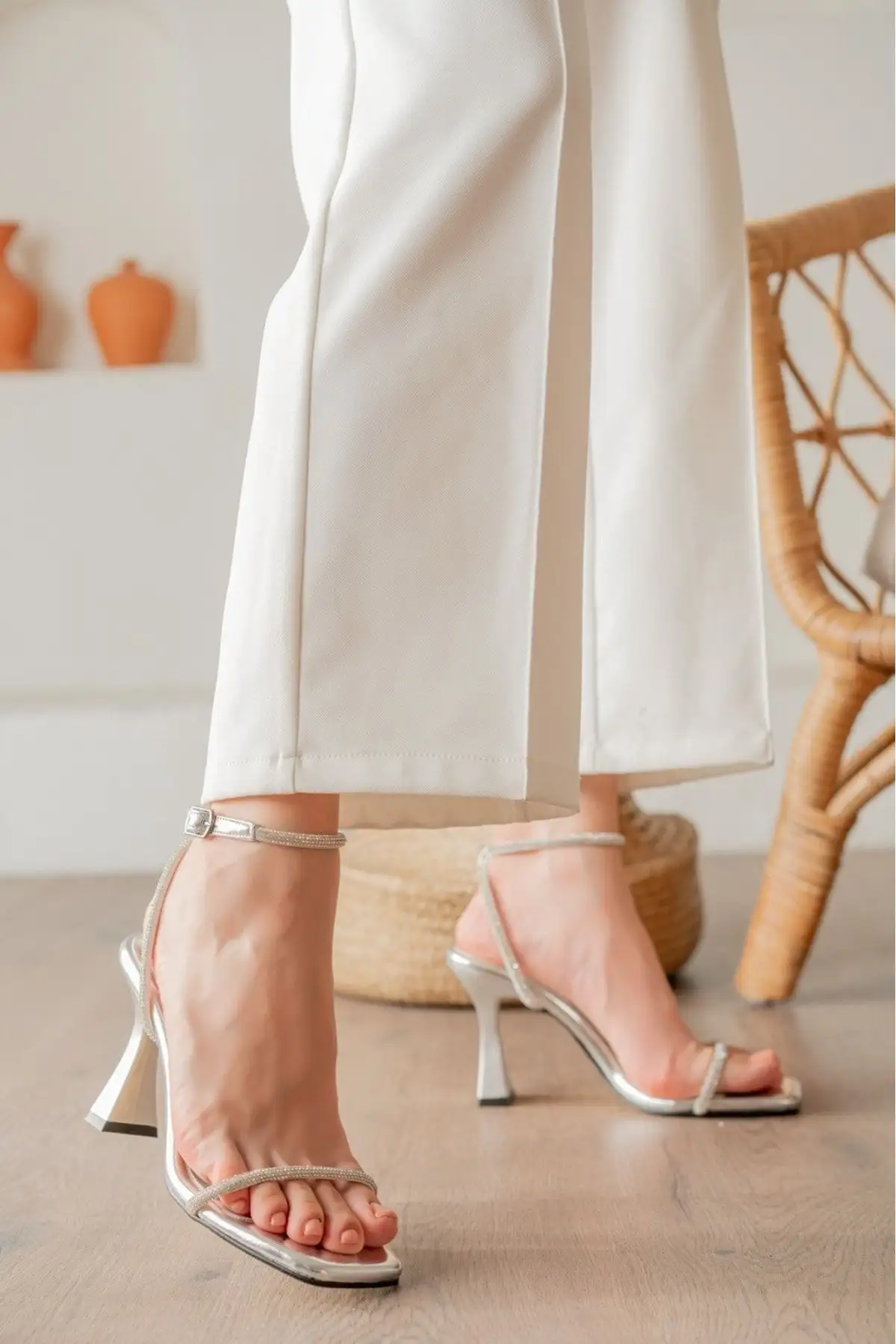 کفش پاشنه بلند زنانه کفش پاشنهدار زنانه با بند تک و سنگدار - 3689 کفش پاشنه بلند زنانه کفش پاشنهدار زنانه با بند تک و سنگدار - 3689