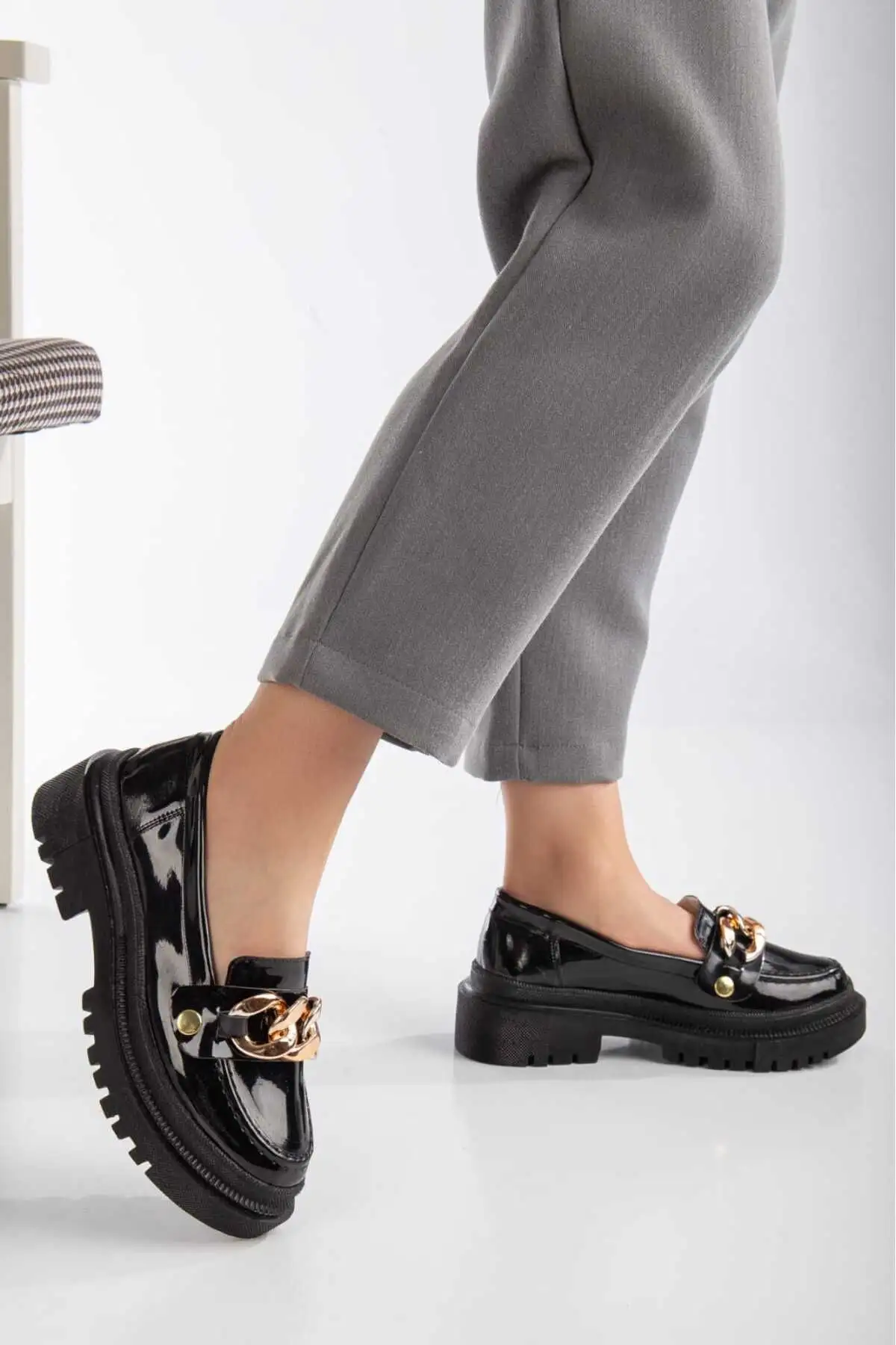 کفش تخت زنانه کفش راحتی زنانه کاسو - مدل لوفر سیاه با جزئیات بند طلایی از جنس چرم مصنوعی - 3235 کفش تخت زنانه کفش راحتی زنانه کاسو - مدل لوفر سیاه با جزئیات بند طلایی از جنس چرم مصنوعی - 3235