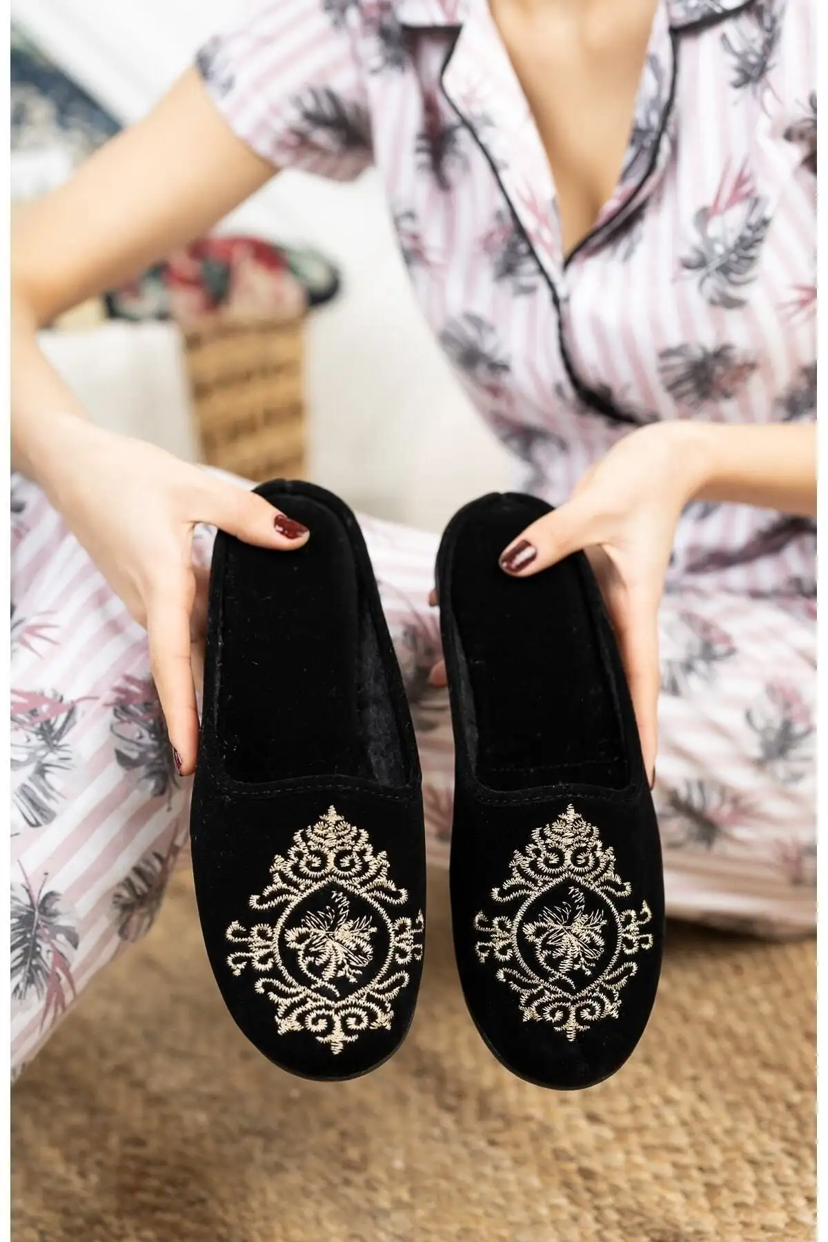 کفش راحتی خانه دمپایی زنانه چینی سیاه، دمپایی زمستانی راحت و نرم برای داخل ، با طرح گلدوزی، دمپایی مهمان و برای جهیزیه. - 3989 کفش راحتی خانه دمپایی زنانه چینی سیاه، دمپایی زمستانی راحت و نرم برای داخل ، با طرح گلدوزی، دمپایی مهمان و برای جهیزیه. - 3989