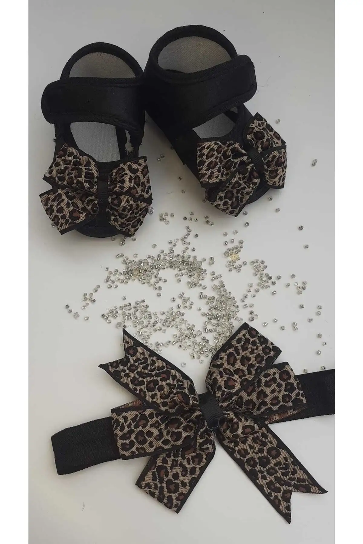 کفش نوزاد پسر ست پاپوش و باندانا با طرح پلنگی برای نوزاد - ست کفش نوزاد و باندانا - 3299