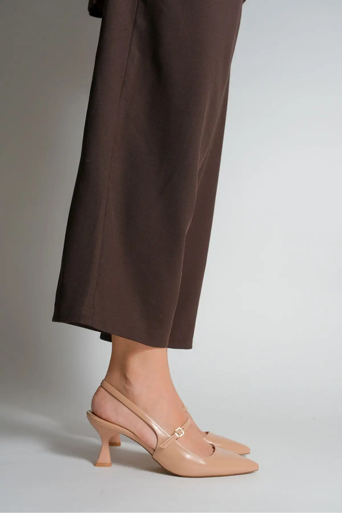 کفش پاشنه بلند زنانه  دار باز پشت بنددار تککمربند اکسل بژ - 4345 کفش پاشنه بلند زنانه دار باز پشت بنددار تککمربند اکسل بژ - 4345