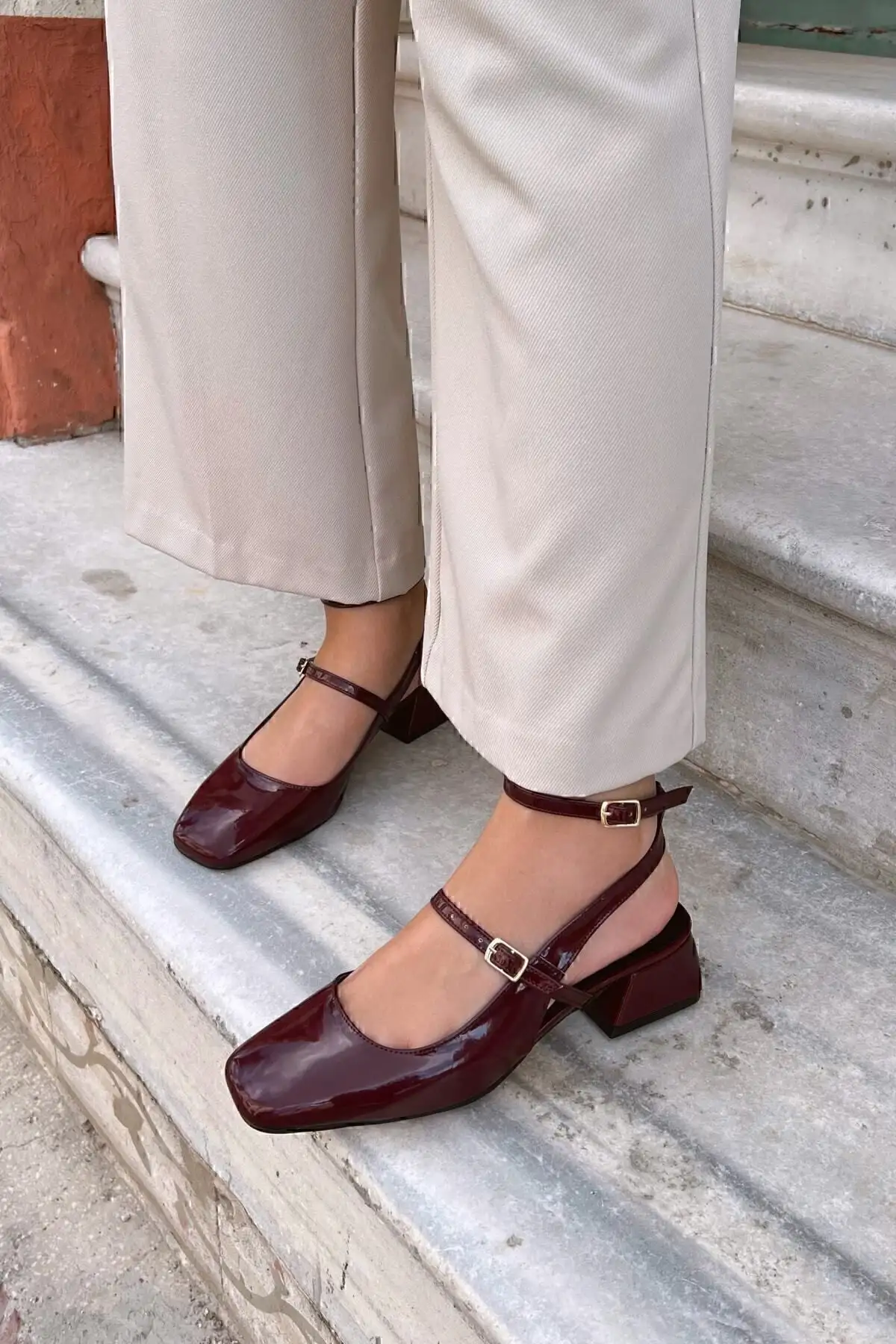 کفش زنانه  پاشنه کوتاه  ی ماری جین بوردو رنگ، با پشت باز و نوک مربع و بند دار، رنگ گیلاسی - 4057 کفش زنانه پاشنه کوتاه ی ماری جین بوردو رنگ، با پشت باز و نوک مربع و بند دار، رنگ گیلاسی - 4057