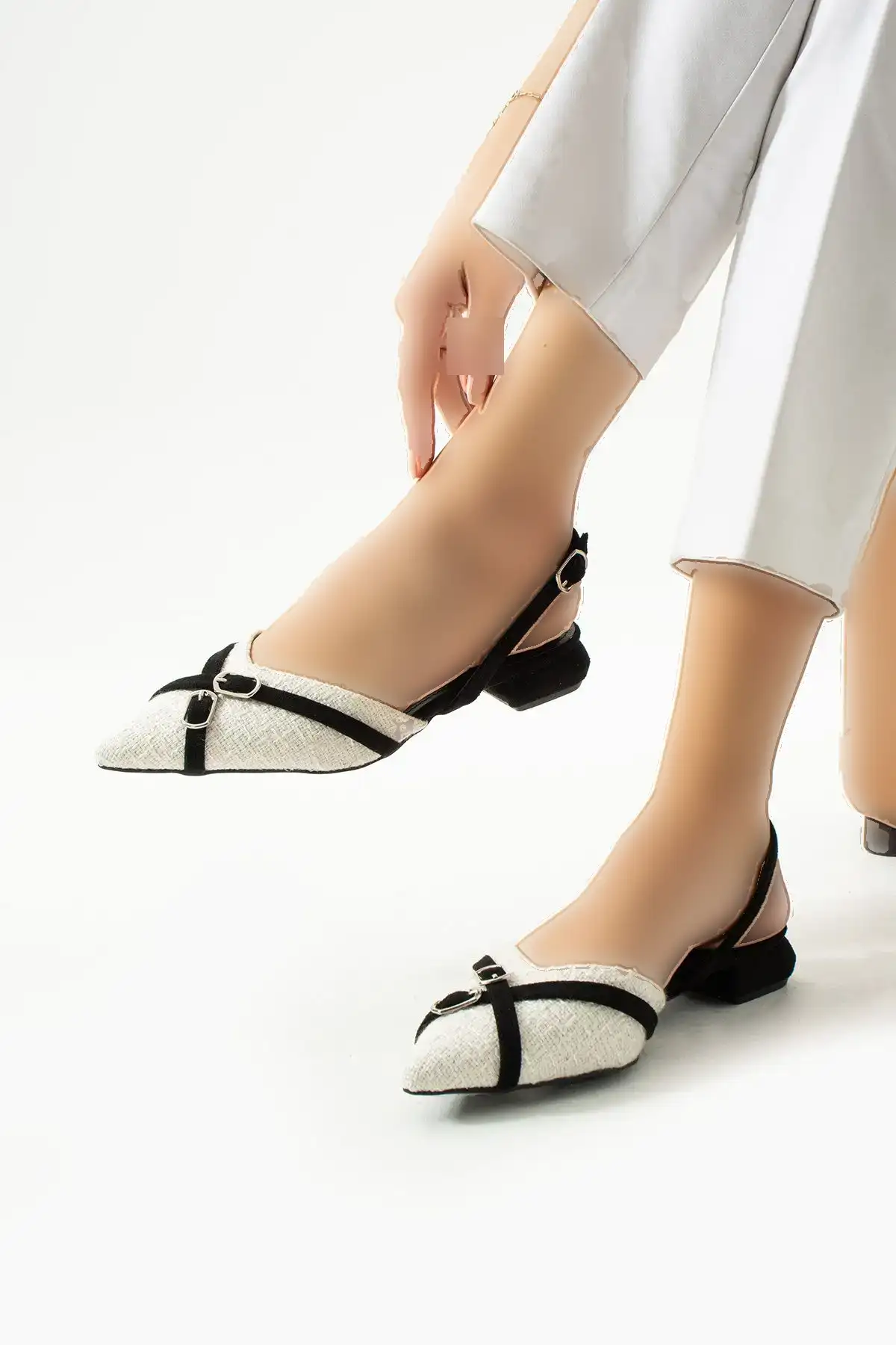 کفش تخت زنانه نماد شیک بودن:  پاشنهدار  مشکی و سفید با نوک تیز - 4538 کفش تخت زنانه نماد شیک بودن: پاشنهدار مشکی و سفید با نوک تیز - 4538