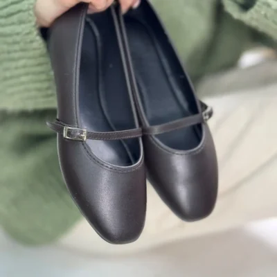 کفش اداری زنانه زیرپای روزانه قهوه‌ای تند با نوک بیضی و نوار باریک با قفل، کمر ортوپدیک، سبک و مناسب . - 4396