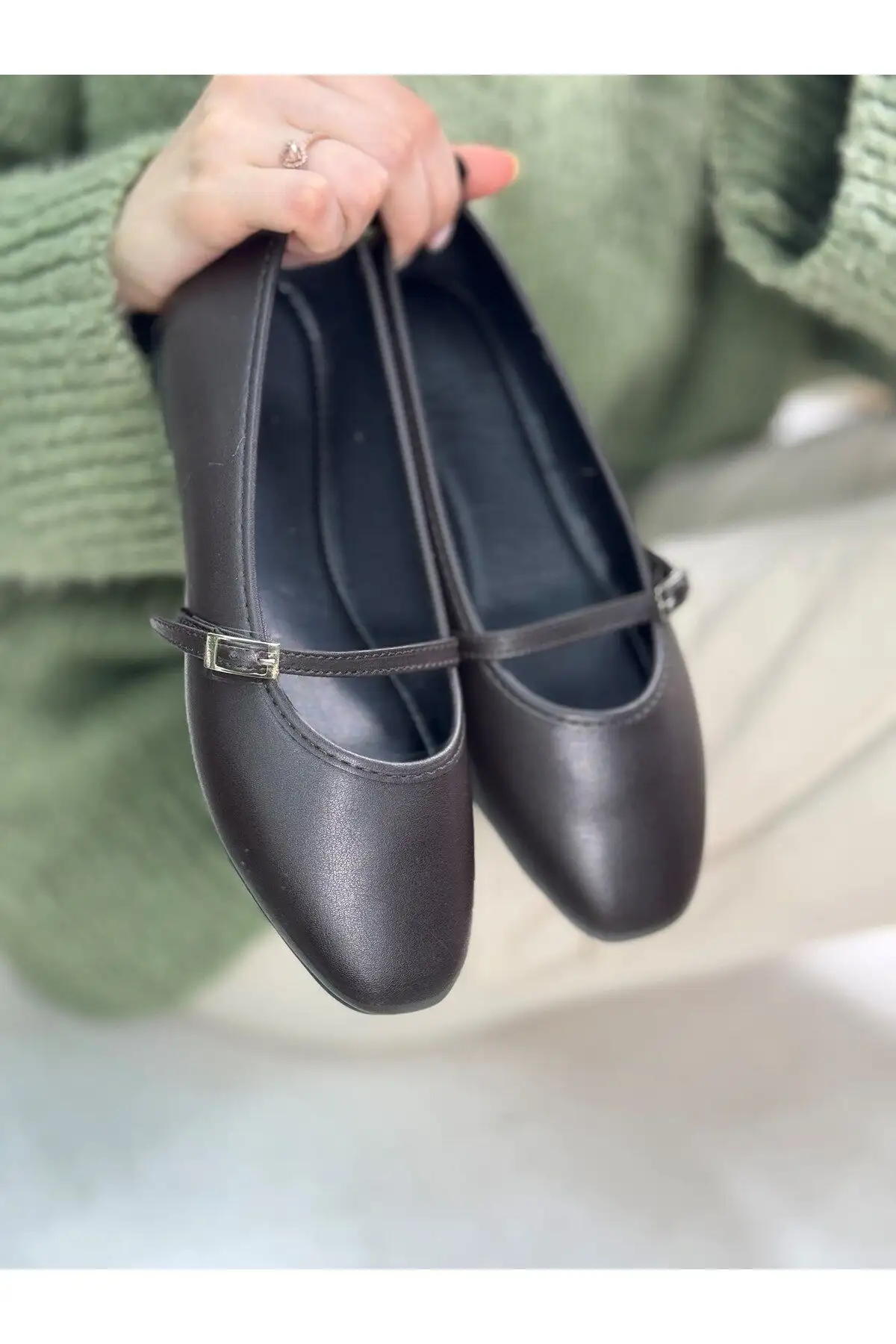 کفش اداری زنانه زیرپای  روزانه قهوهای تند با نوک بیضی و نوار باریک با قفل، کمر ортوپدیک، سبک و مناسب . - 4396 کفش اداری زنانه زیرپای روزانه قهوهای تند با نوک بیضی و نوار باریک با قفل، کمر ортوپدیک، سبک و مناسب . - 4396