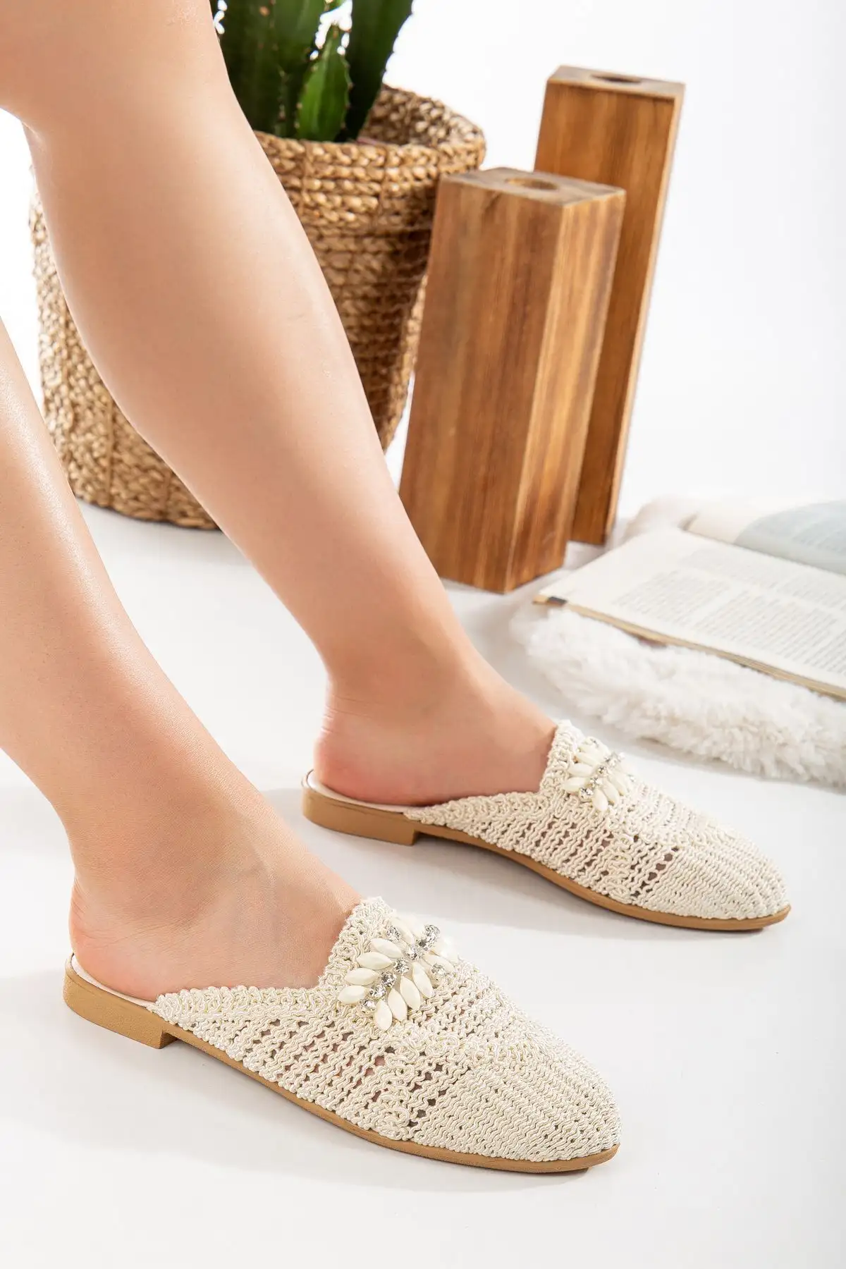 کفش راحتی خانه صندل بافتنی زنانه با پنل جلو بسته، با طراحی بافت و جزئیات سنگی، مناسب برای تابستان و استفاده در یا ساحل. - 5349