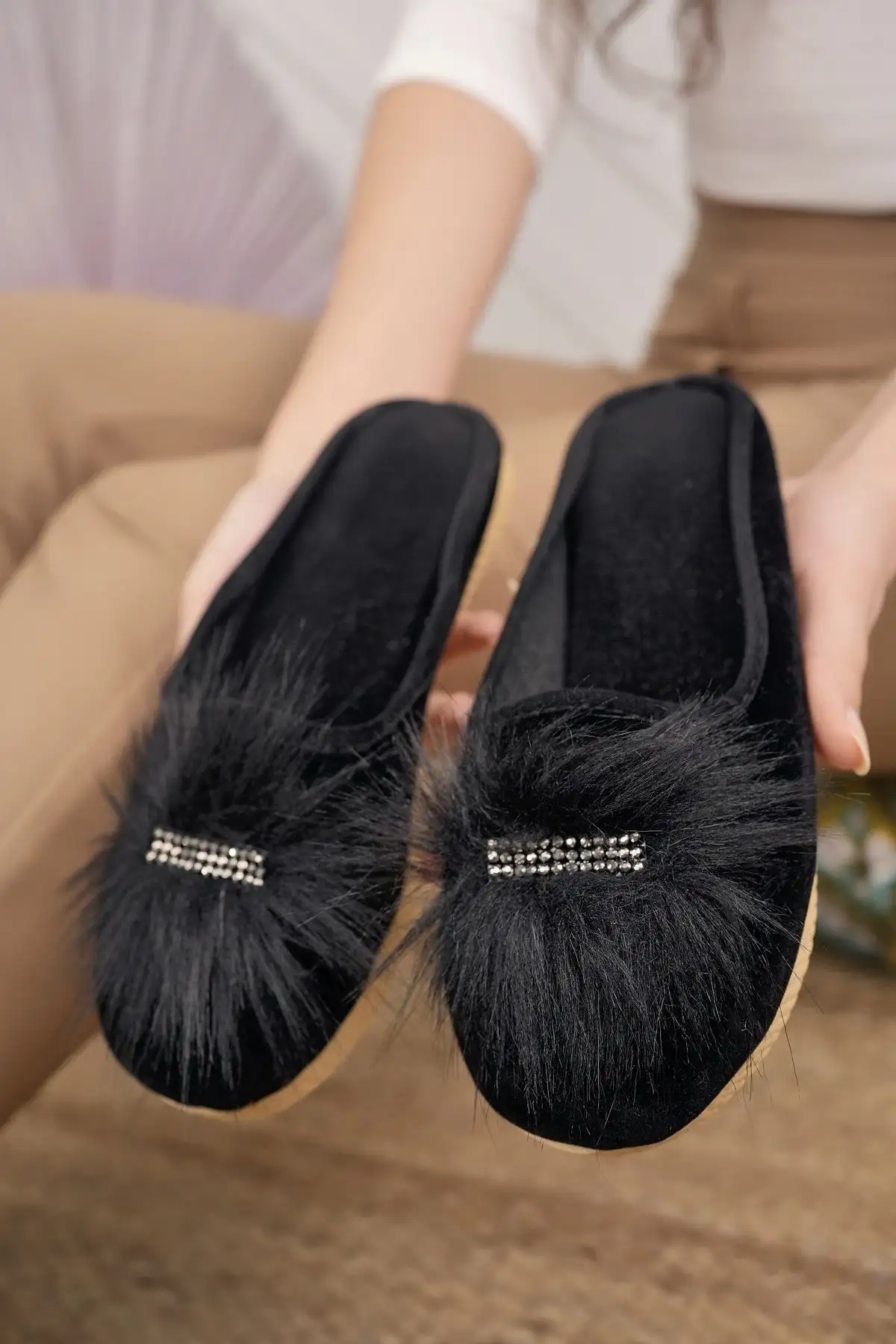 کفش راحتی خانه دمپایی خانگی زنانه مشکی پشمالو، زمستانی، نرم و راحت با نگین، مناسب برای میهمانها و جهیزیه. - 3964 کفش راحتی خانه دمپایی خانگی زنانه مشکی پشمالو، زمستانی، نرم و راحت با نگین، مناسب برای میهمانها و جهیزیه. - 3964