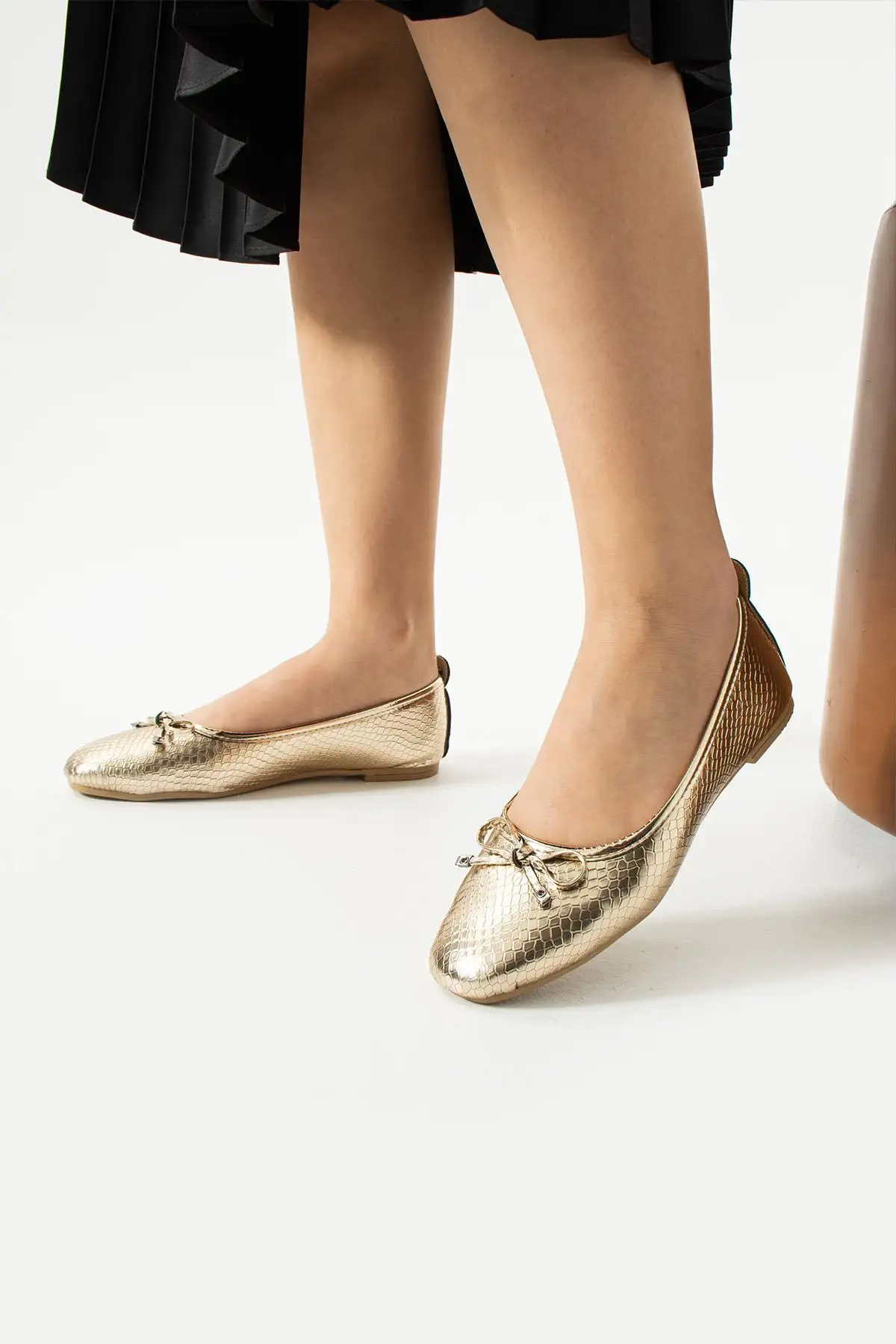 کفش اداری زنانه هانا ترند تخت با پاپیون طلایی - و خانگی مدل STC1076 - 4242