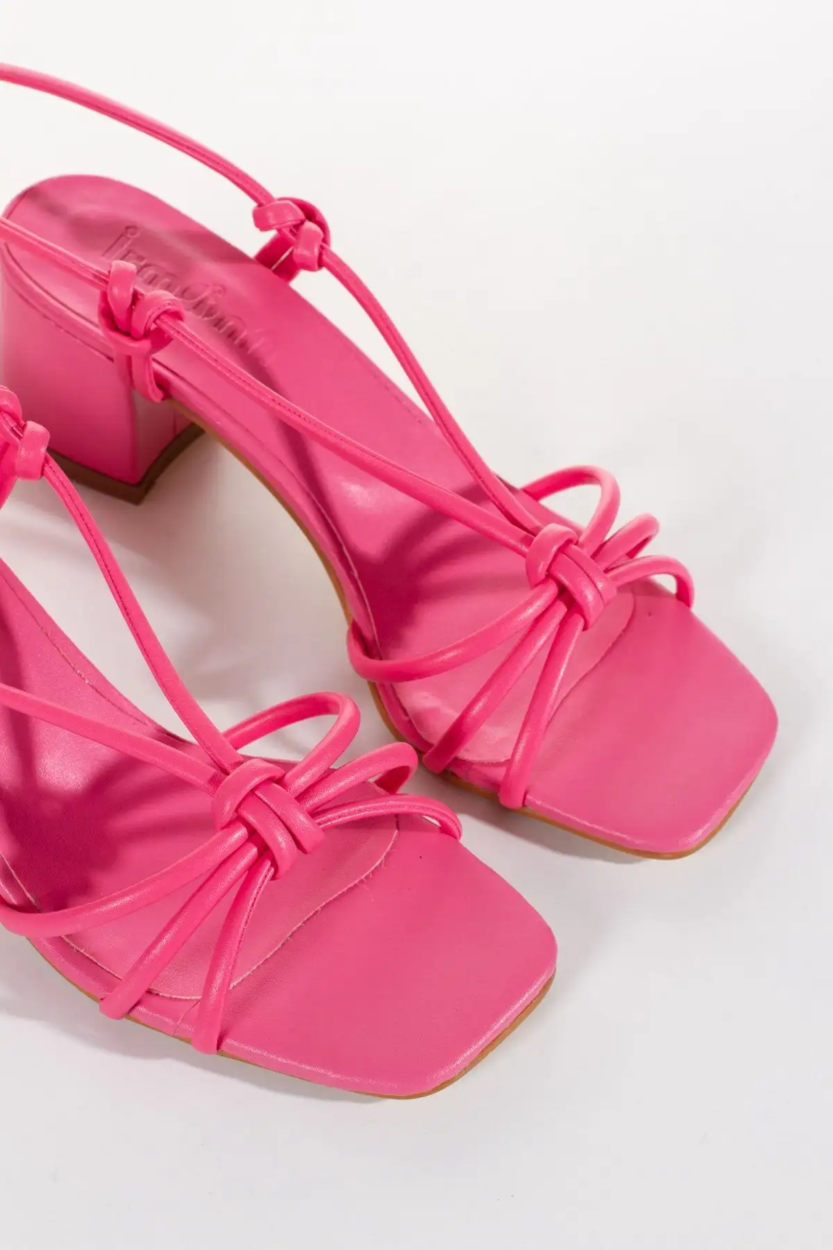 کفش صندل زنانه   پاشنهدار کوتاه با بند صورتی کلاپاترا - 5419 کفش صندل زنانه پاشنهدار کوتاه با بند صورتی کلاپاترا - 5419