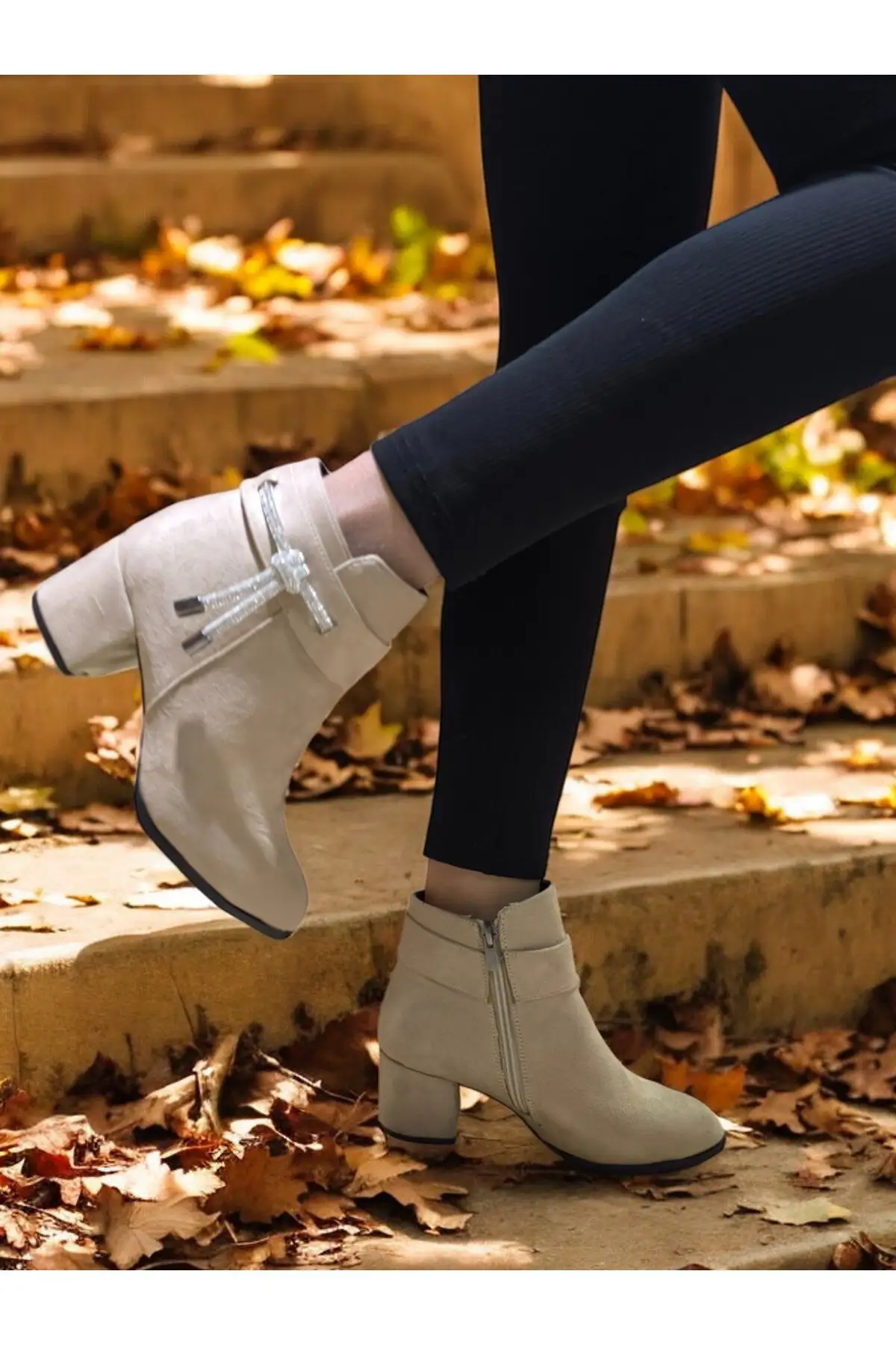 بوت و نیم بوت زنانه بوت و بوتی روزمره زنانه با جزئیات گرهای و سنگدار از جنس چرم مخملی (کِرِم سوئِت) WSB1114 - 3467 بوت و نیم بوت زنانه بوت و بوتی روزمره زنانه با جزئیات گرهای و سنگدار از جنس چرم مخملی (کِرِم سوئِت) WSB1114 - 3467