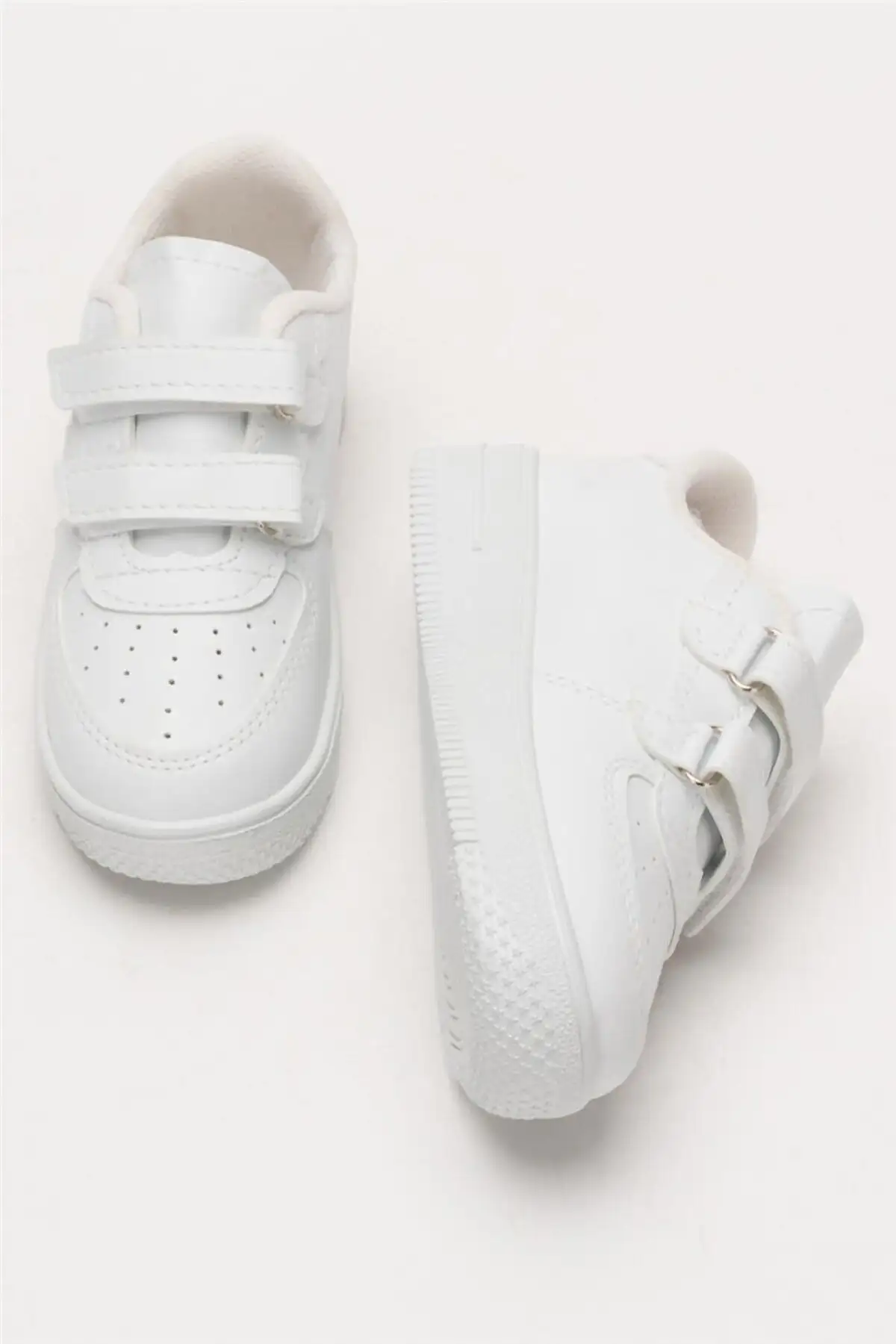 کفش بچگانه کفش ورزشی بچگانه مدل سفید - 3588 کفش بچگانه کفش ورزشی بچگانه مدل سفید - 3588