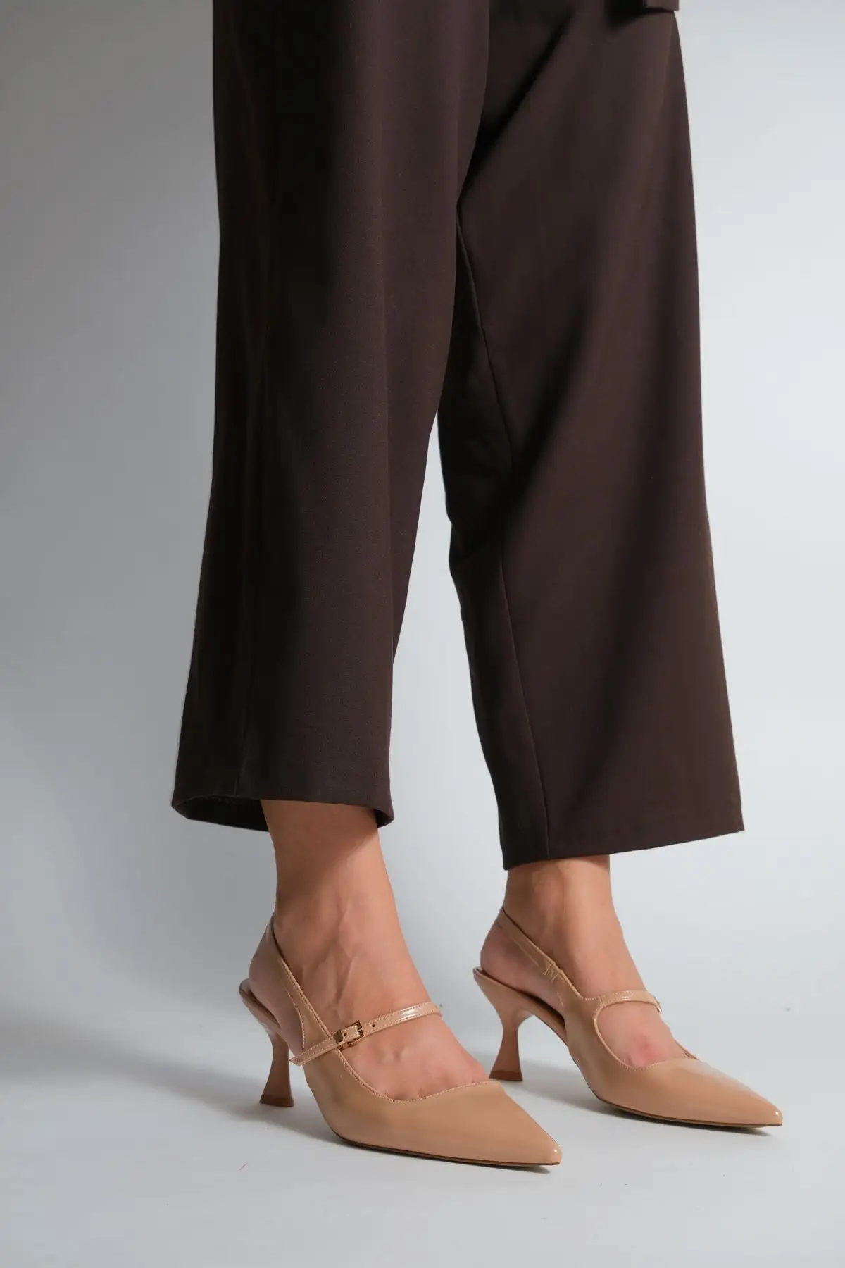 کفش پاشنه بلند زنانه  دار باز پشت بنددار تککمربند اکسل بژ - 4345 کفش پاشنه بلند زنانه دار باز پشت بنددار تککمربند اکسل بژ - 4345