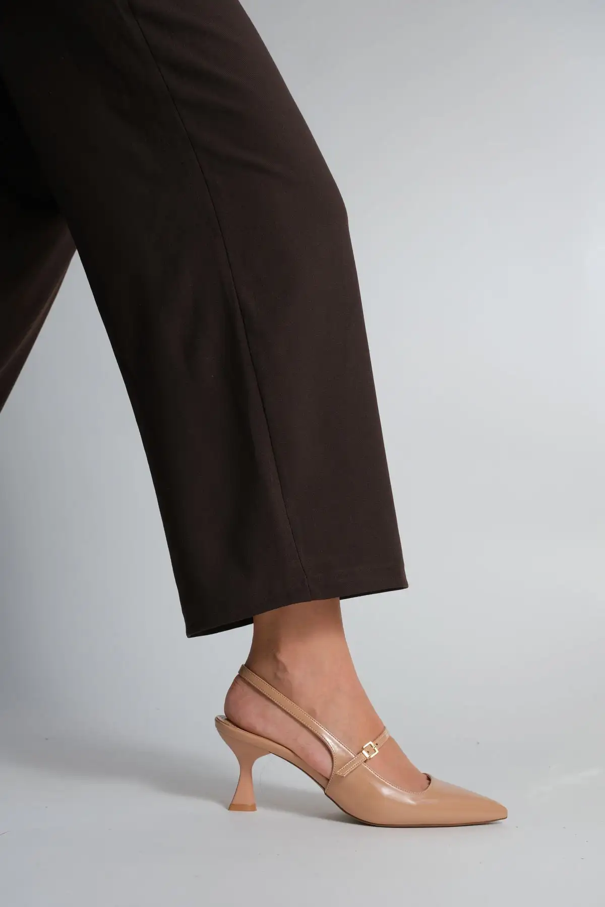 کفش پاشنه بلند زنانه  دار باز پشت بنددار تککمربند اکسل بژ - 4345 کفش پاشنه بلند زنانه دار باز پشت بنددار تککمربند اکسل بژ - 4345